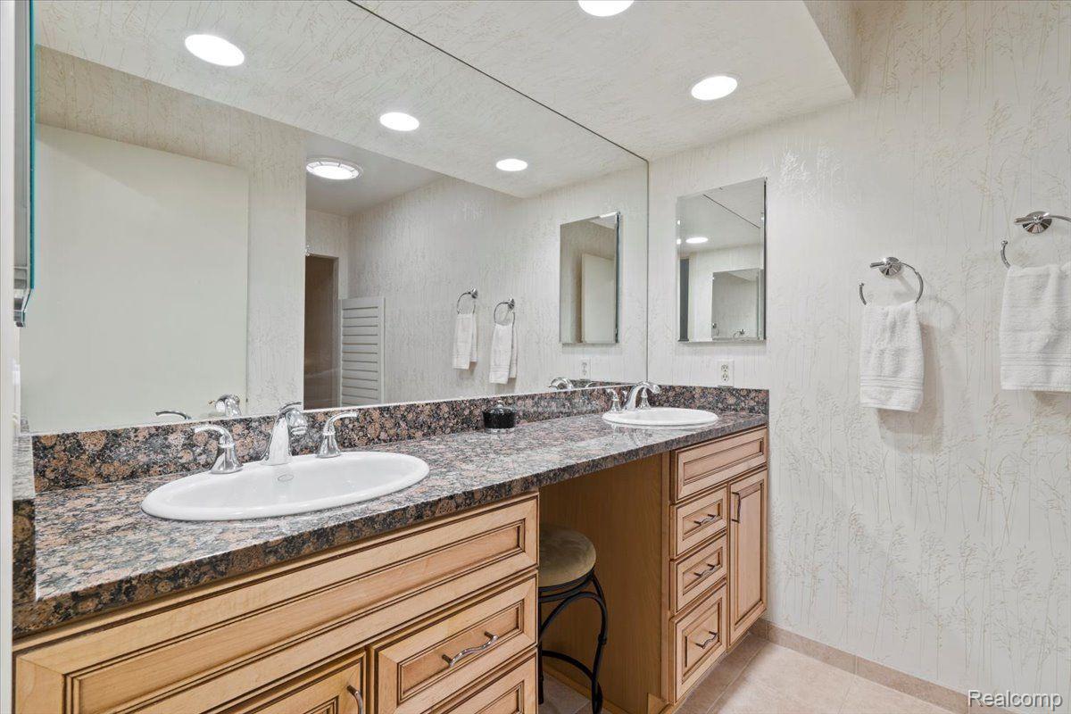 West Bloomfield Charter Township, Michigan 48324, United States, 3 Bedrooms Bedrooms, ,2 BathroomsBathrooms,Residential,Active,155846