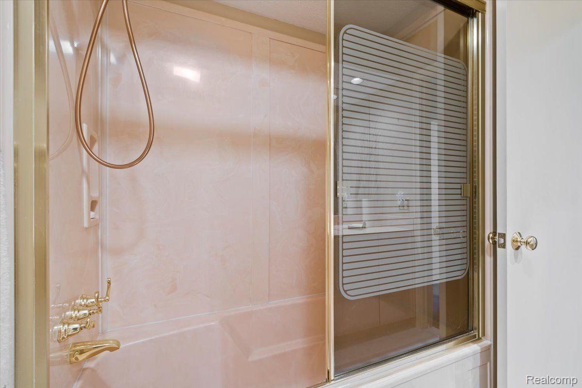 West Bloomfield Charter Township, Michigan 48324, United States, 3 Bedrooms Bedrooms, ,2 BathroomsBathrooms,Residential,Active,155846