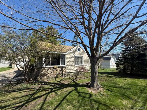Photo of 315 E Cowan Avenue, Madison Heights City, MI 48071 (MLS # 20261026229)