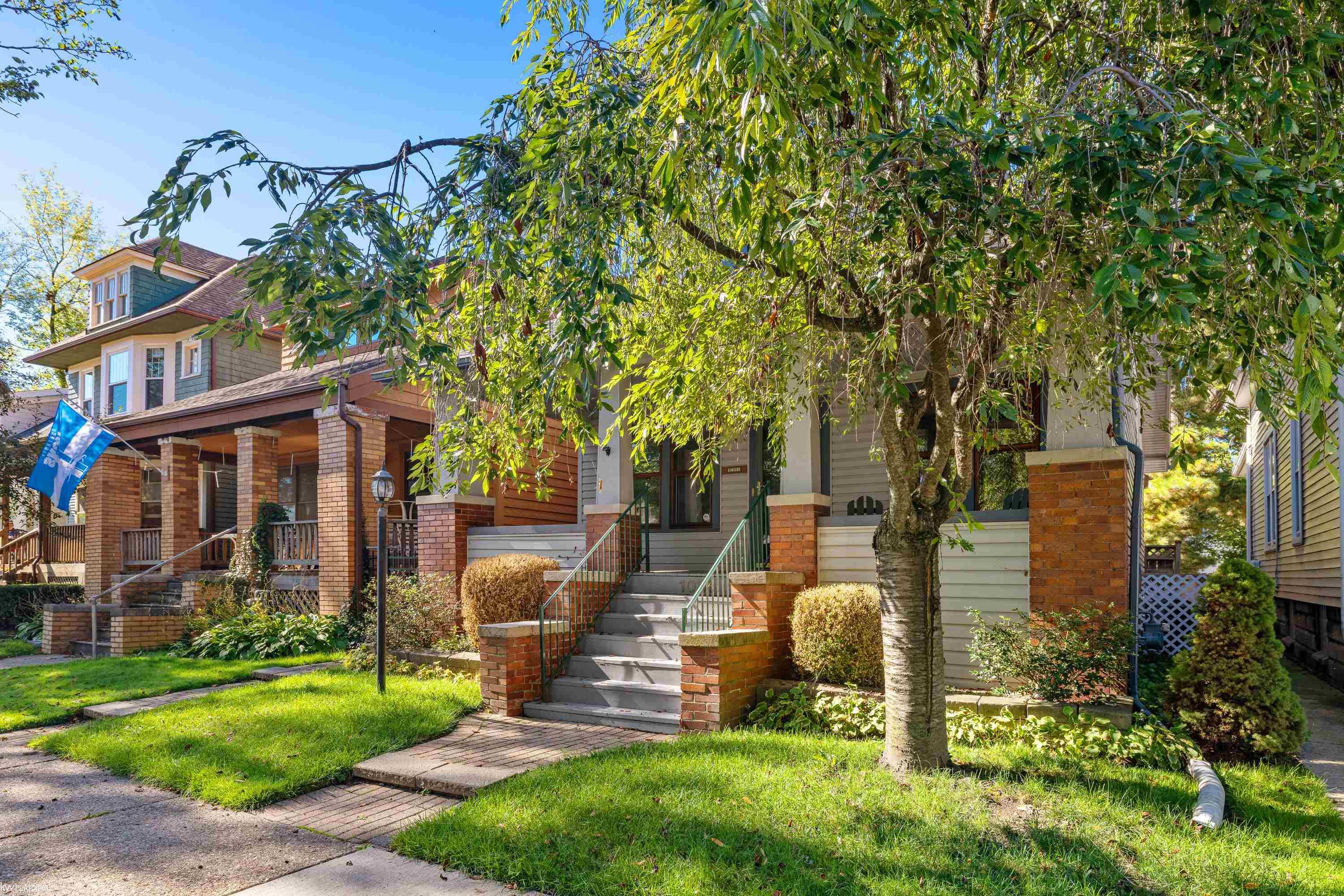 1081 LAKEPOINTE Street