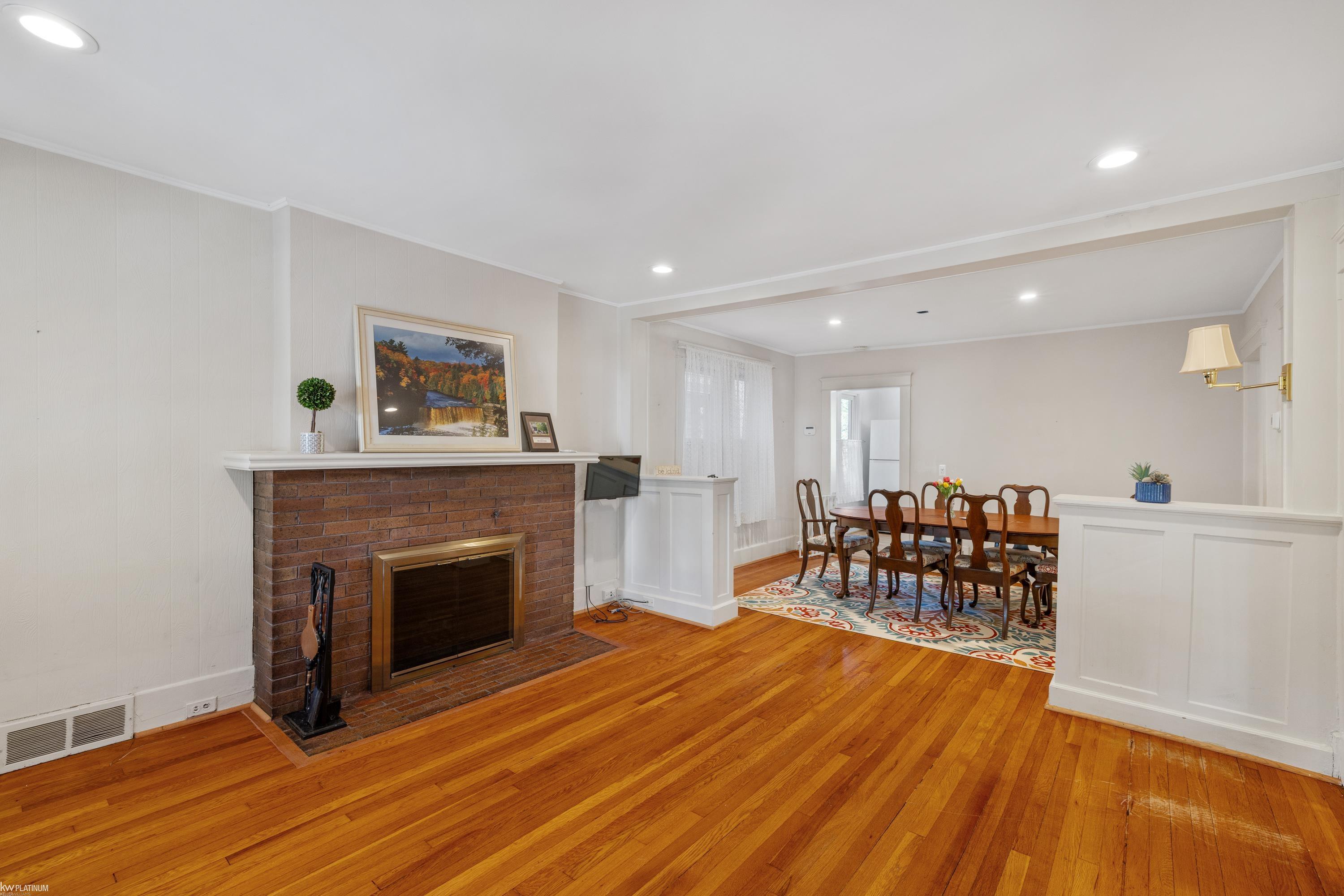 1081 LAKEPOINTE Street