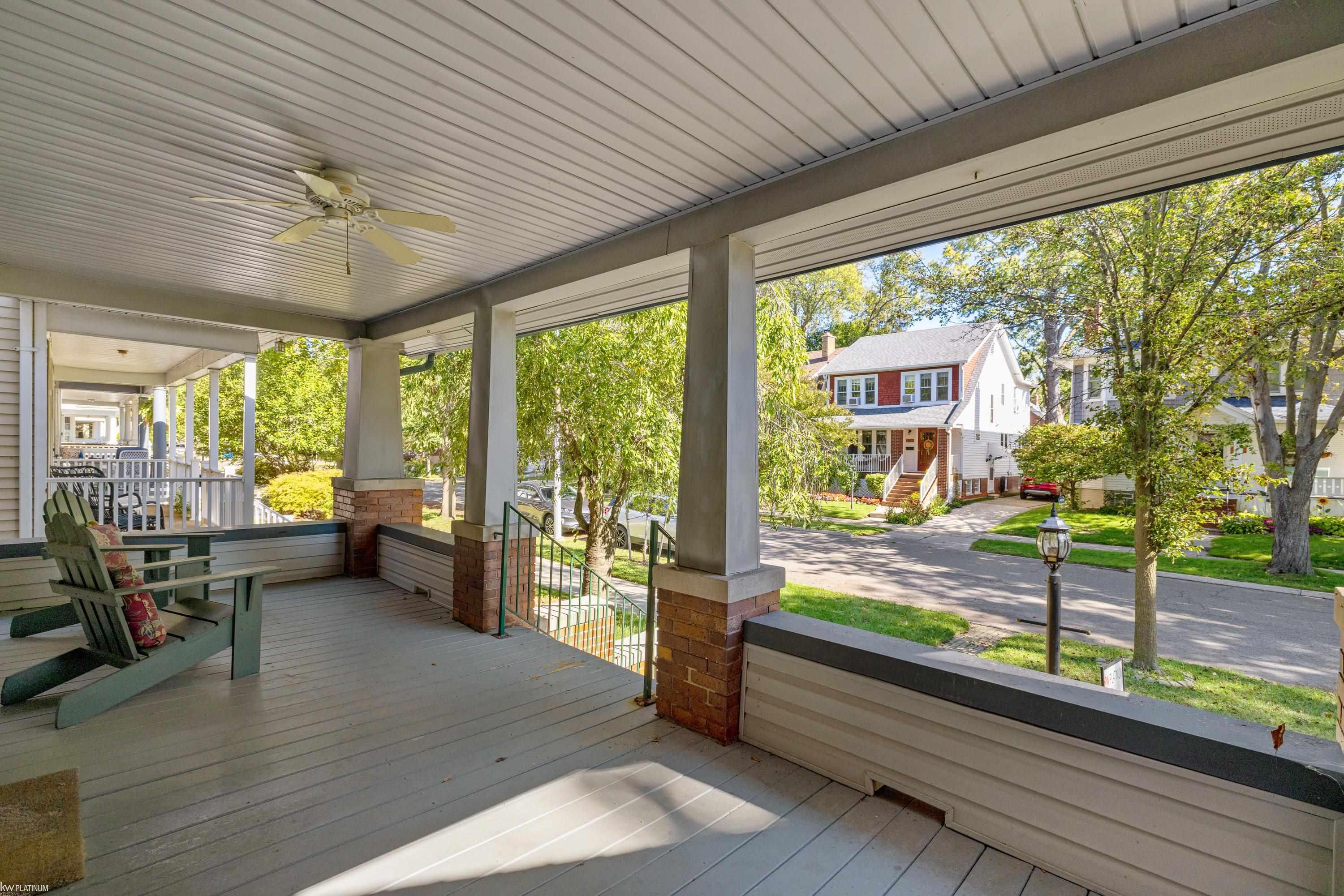 1081 LAKEPOINTE Street