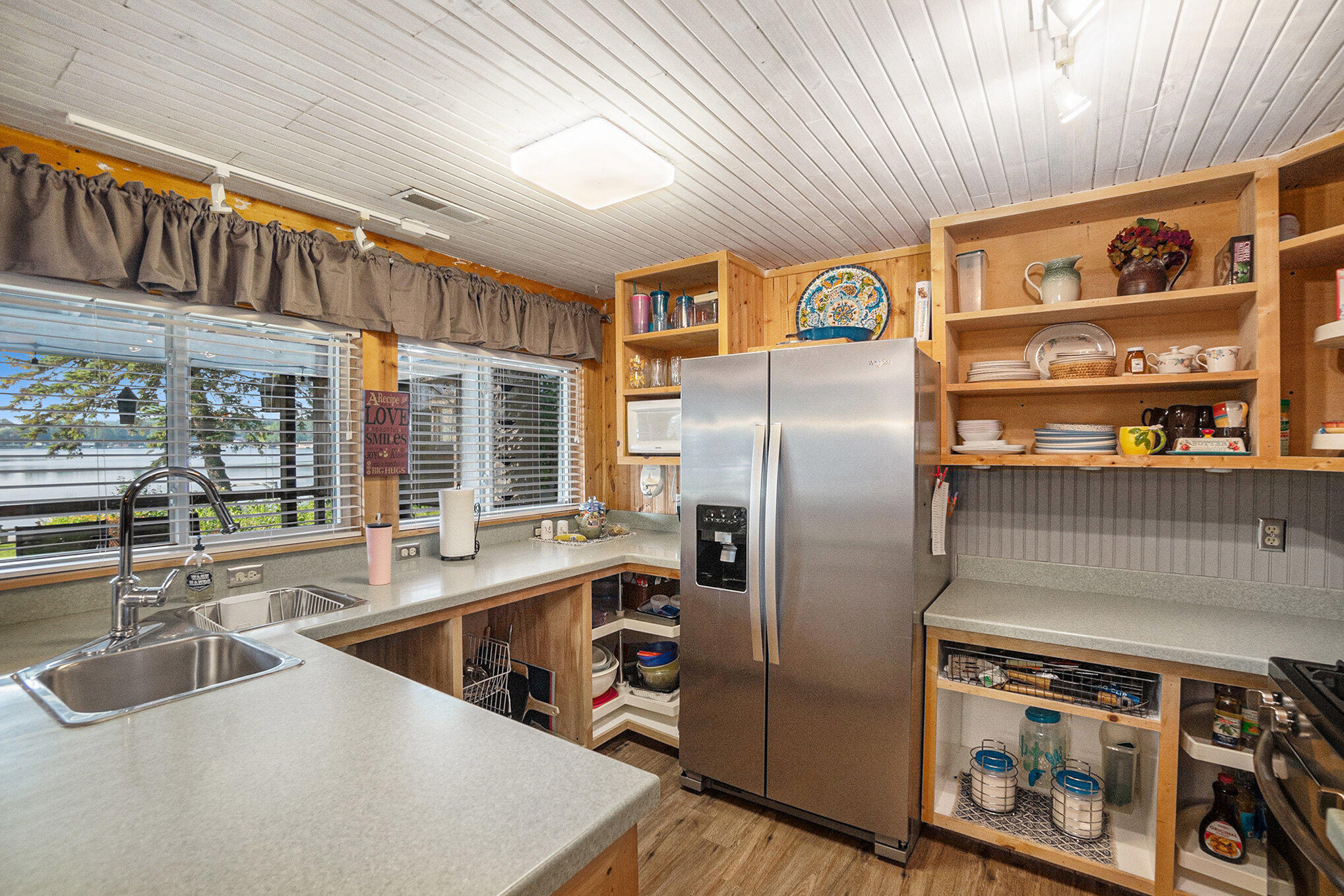 11422 Lakeshore Drive