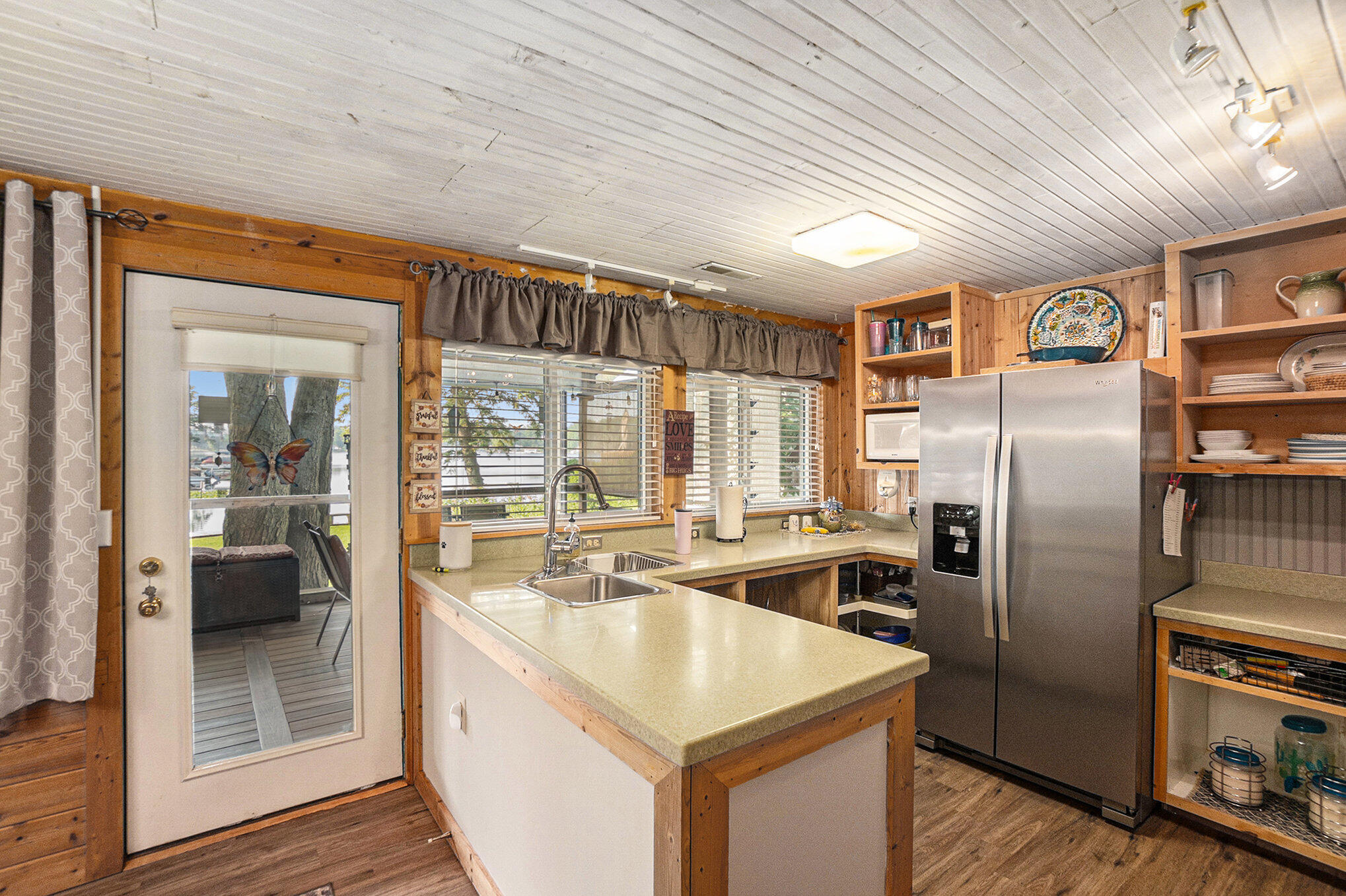 11422 Lakeshore Drive