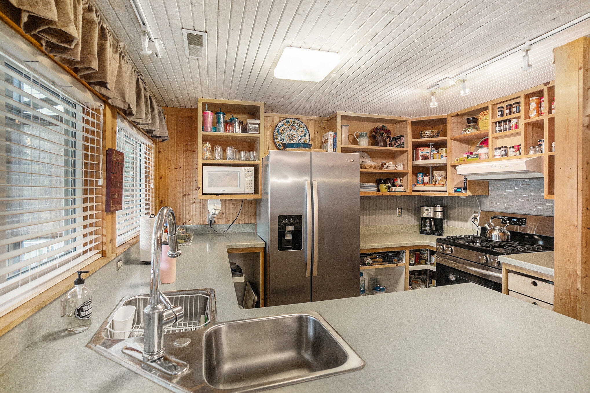 11422 Lakeshore Drive
