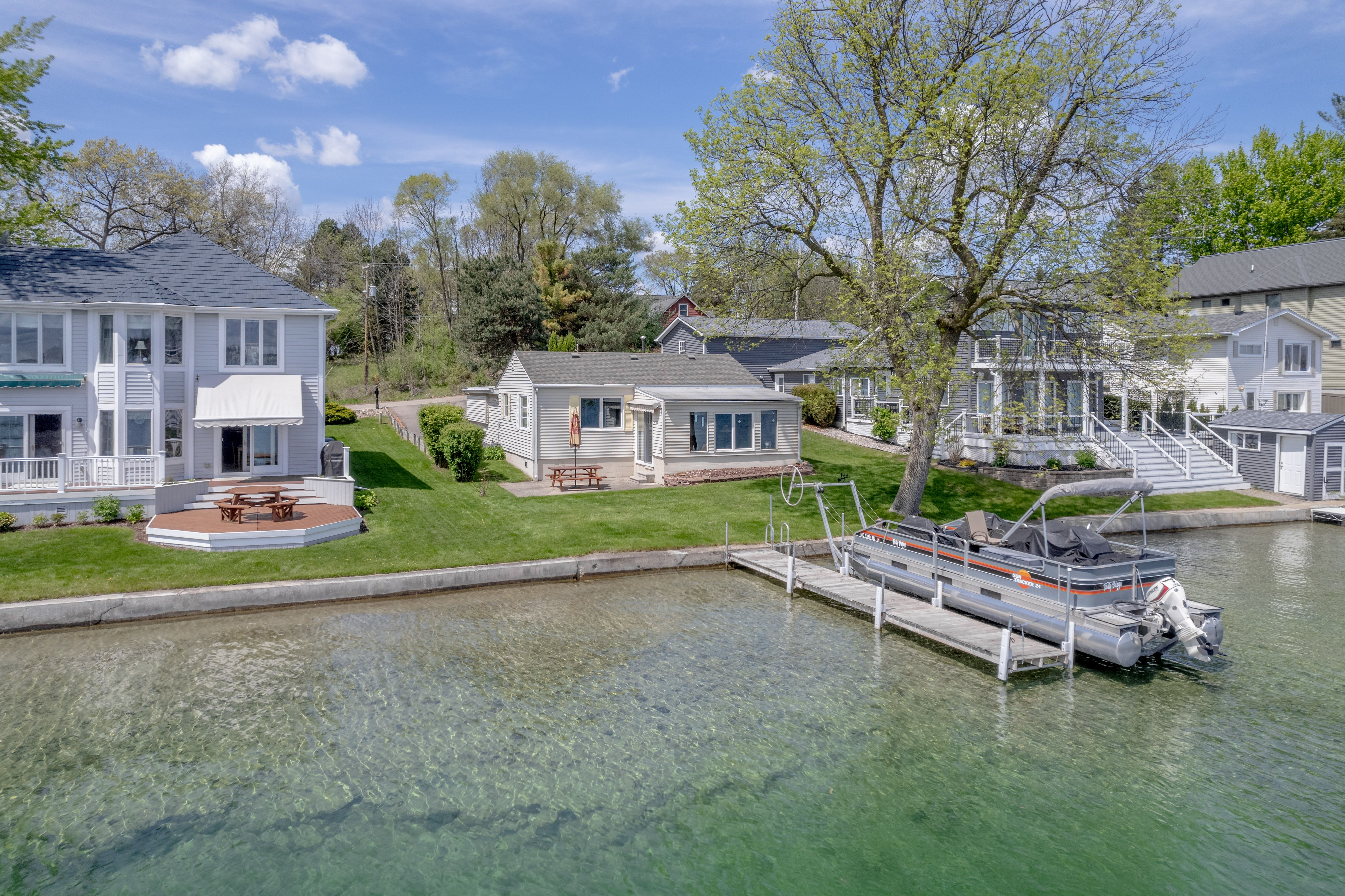 Fenton Charter Township Genesee, Michigan 48451, United States, 2 Bedrooms Bedrooms, ,1 BathroomBathrooms,Residential,Active,126047