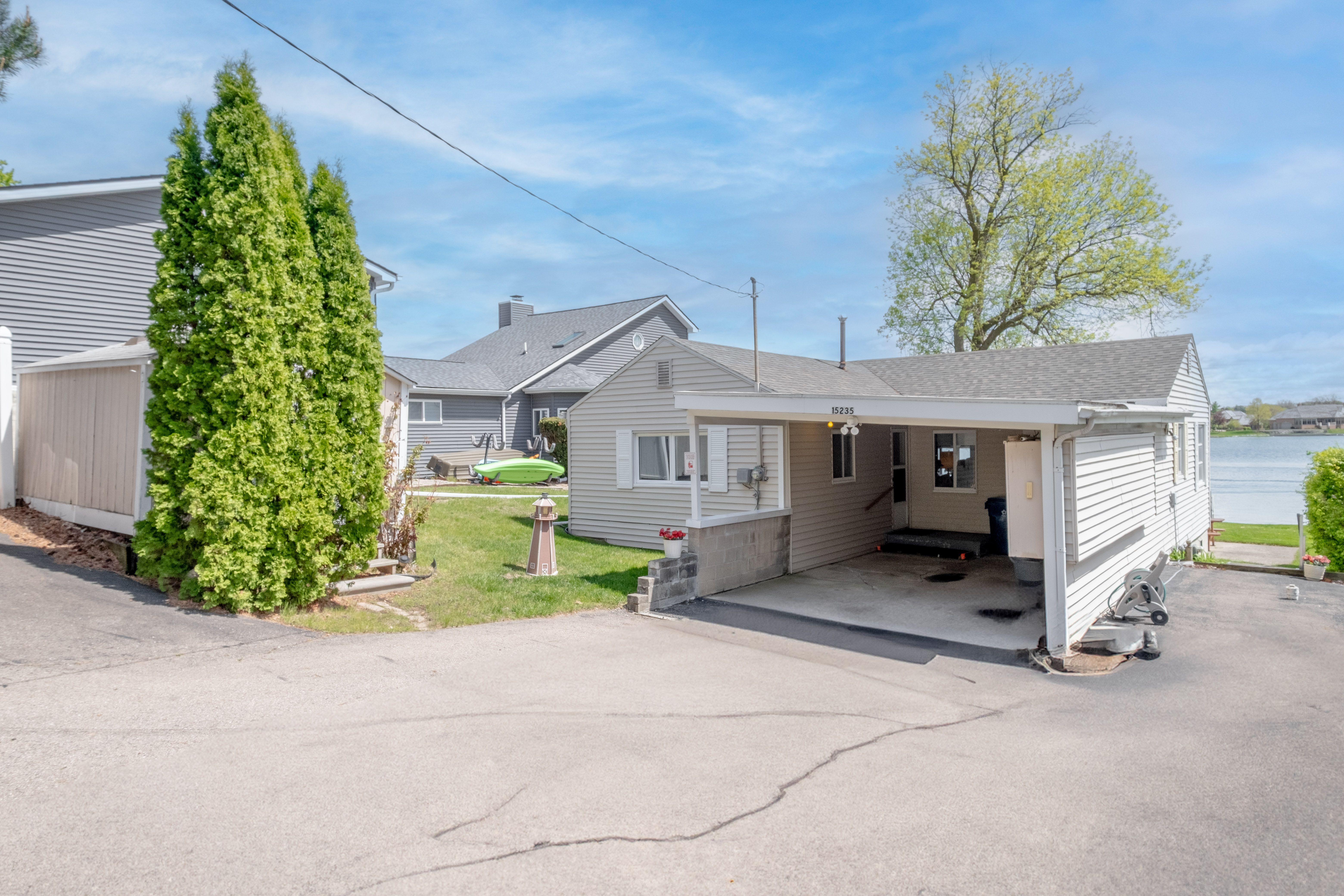 Fenton Charter Township Genesee, Michigan 48451, United States, 2 Bedrooms Bedrooms, ,1 BathroomBathrooms,Residential,Active,126047