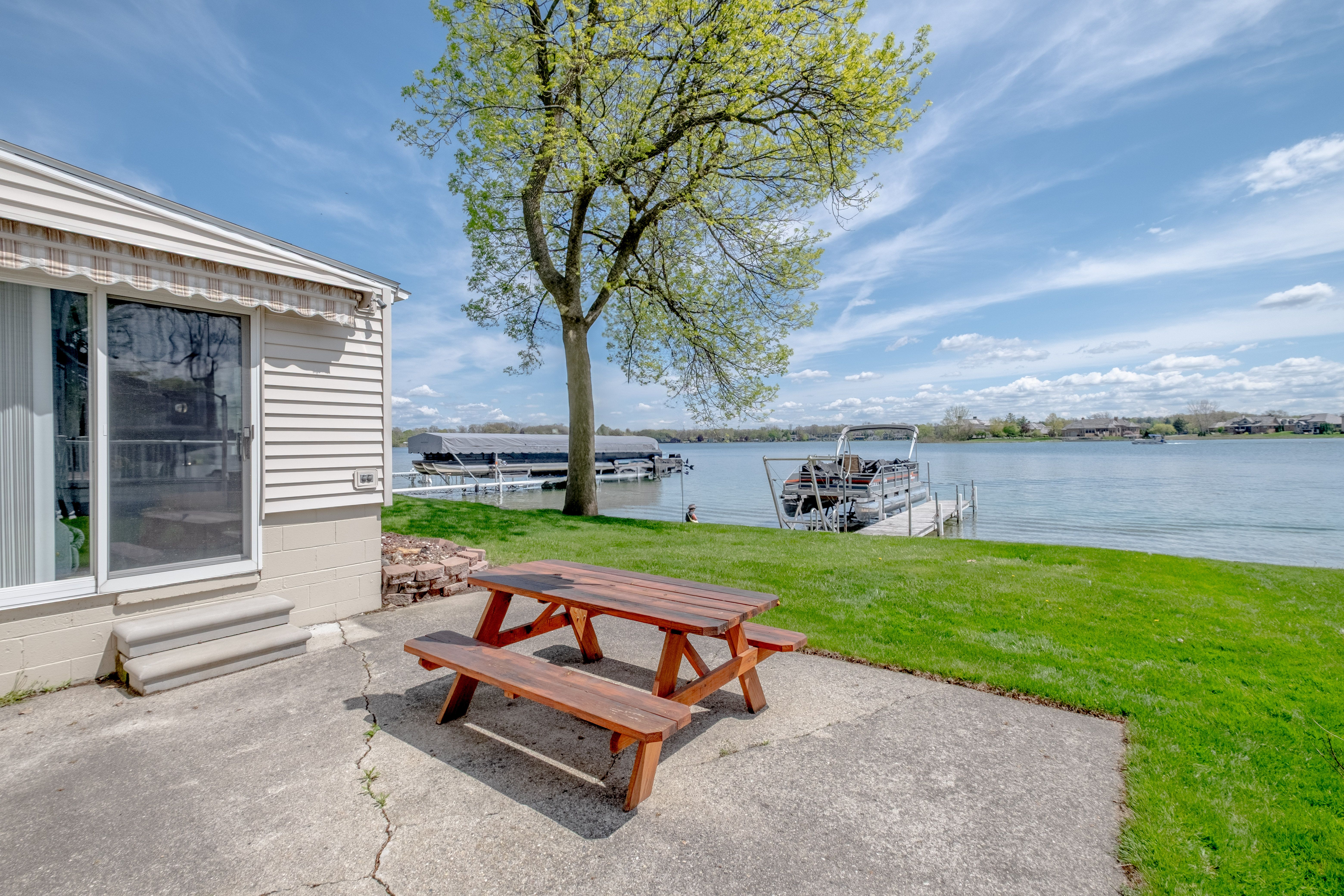 Fenton Charter Township Genesee, Michigan 48451, United States, 2 Bedrooms Bedrooms, ,1 BathroomBathrooms,Residential,Active,126047