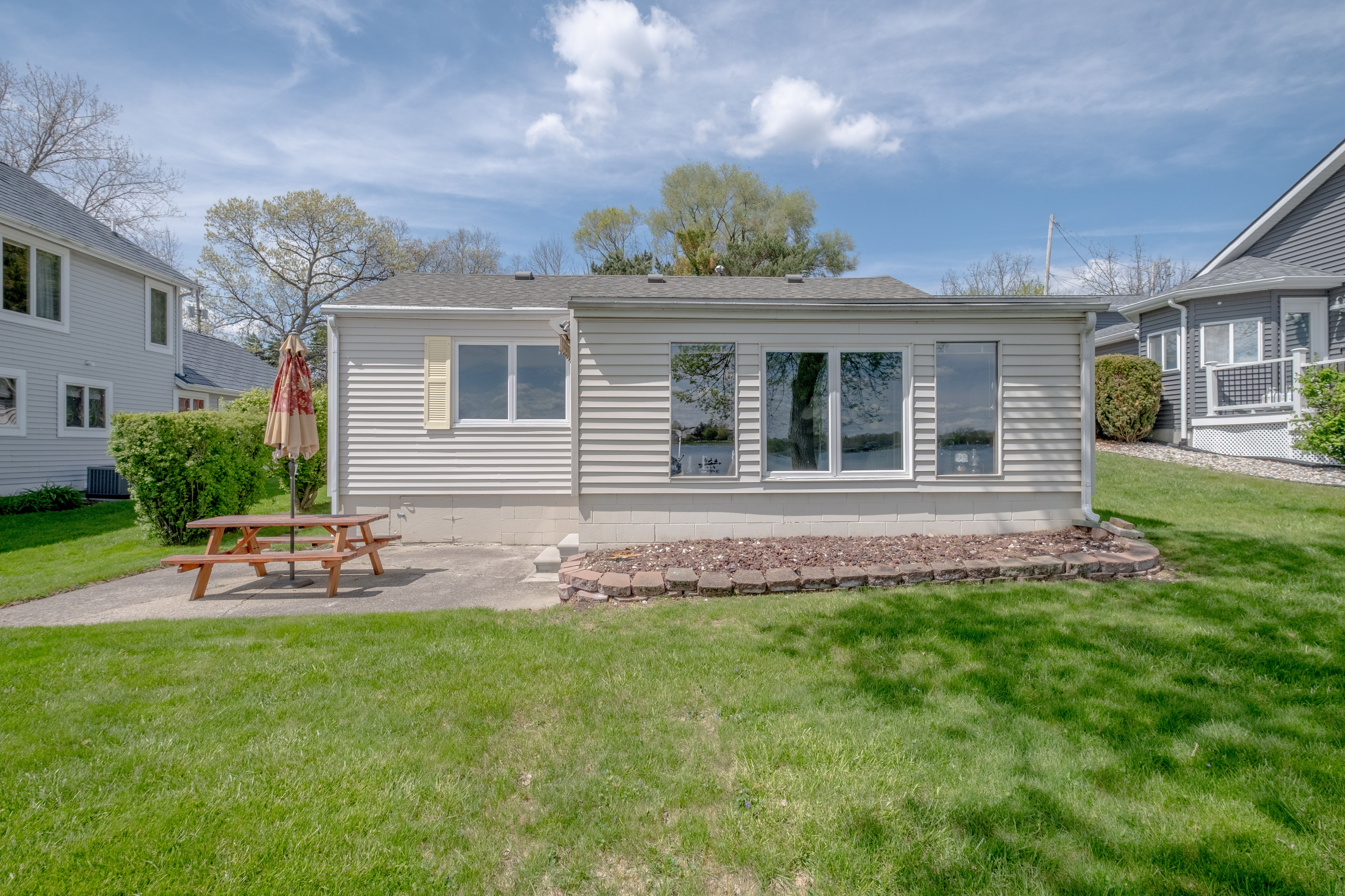 Fenton Charter Township Genesee, Michigan 48451, United States, 2 Bedrooms Bedrooms, ,1 BathroomBathrooms,Residential,Active,126047