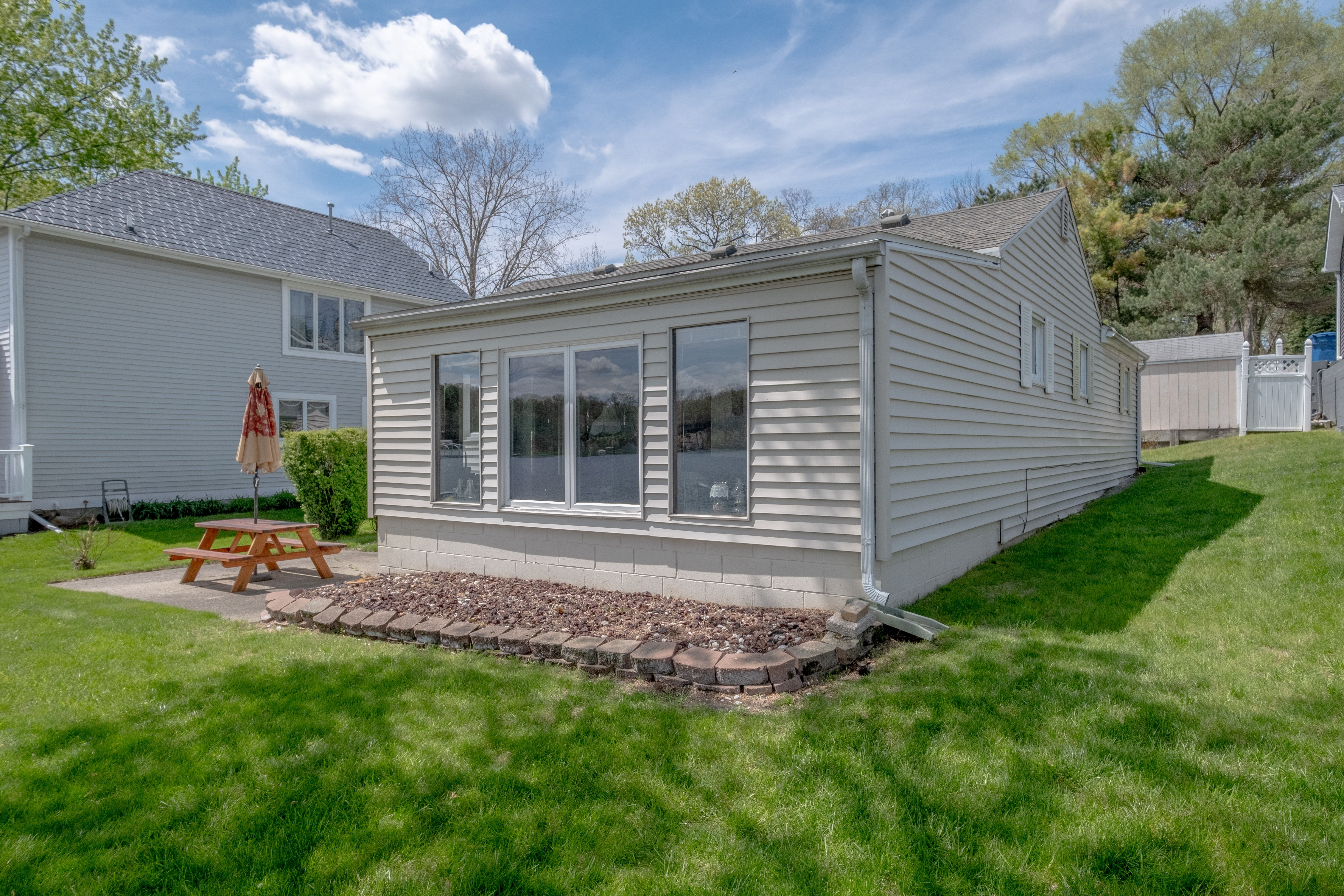 Fenton Charter Township Genesee, Michigan 48451, United States, 2 Bedrooms Bedrooms, ,1 BathroomBathrooms,Residential,Active,126047