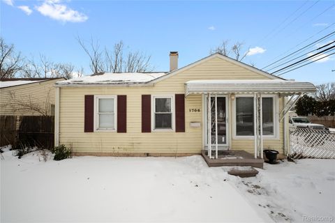 1706 E Pearl Avenue Hazel Park City MI 48030