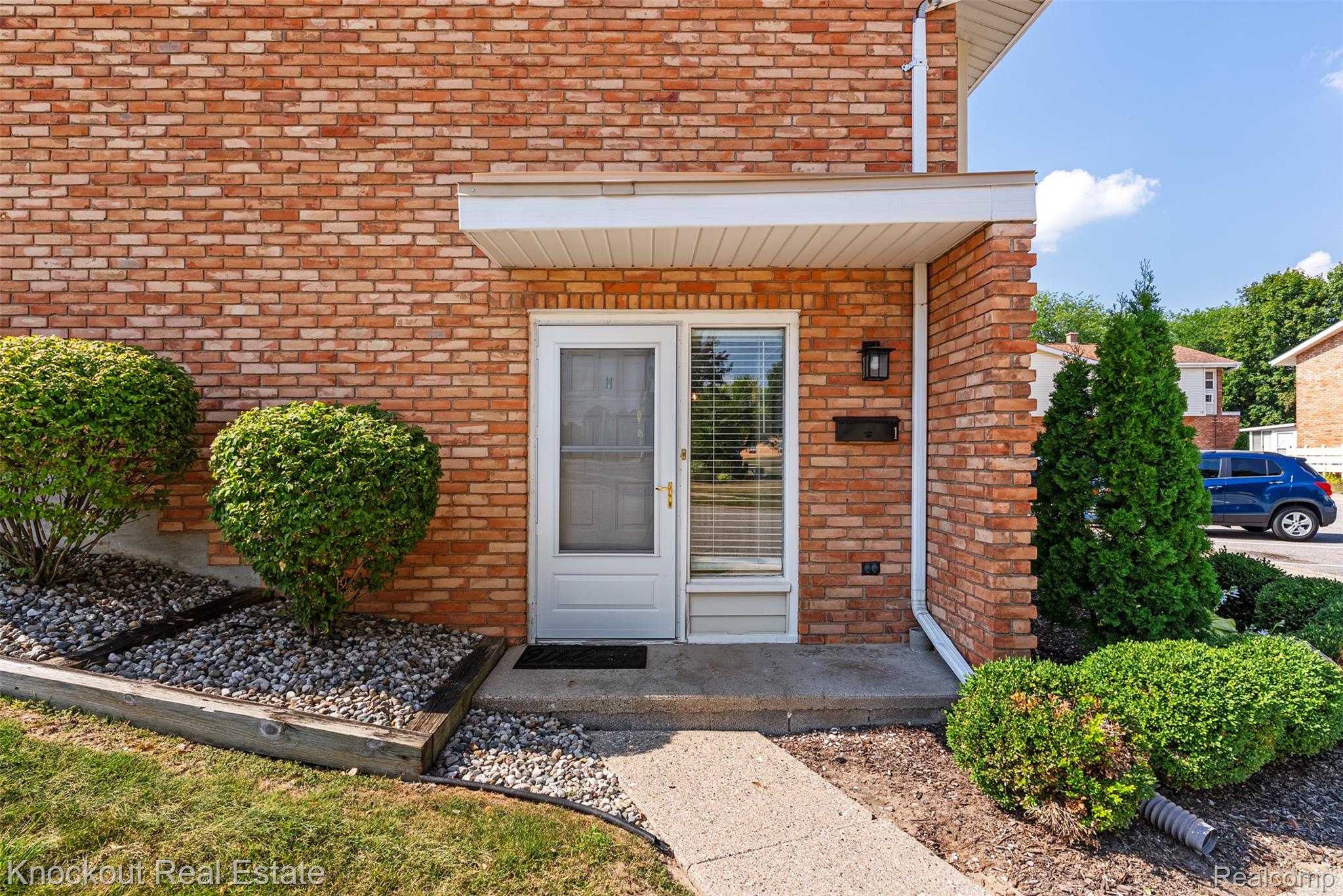 700 E Genesee Street 1