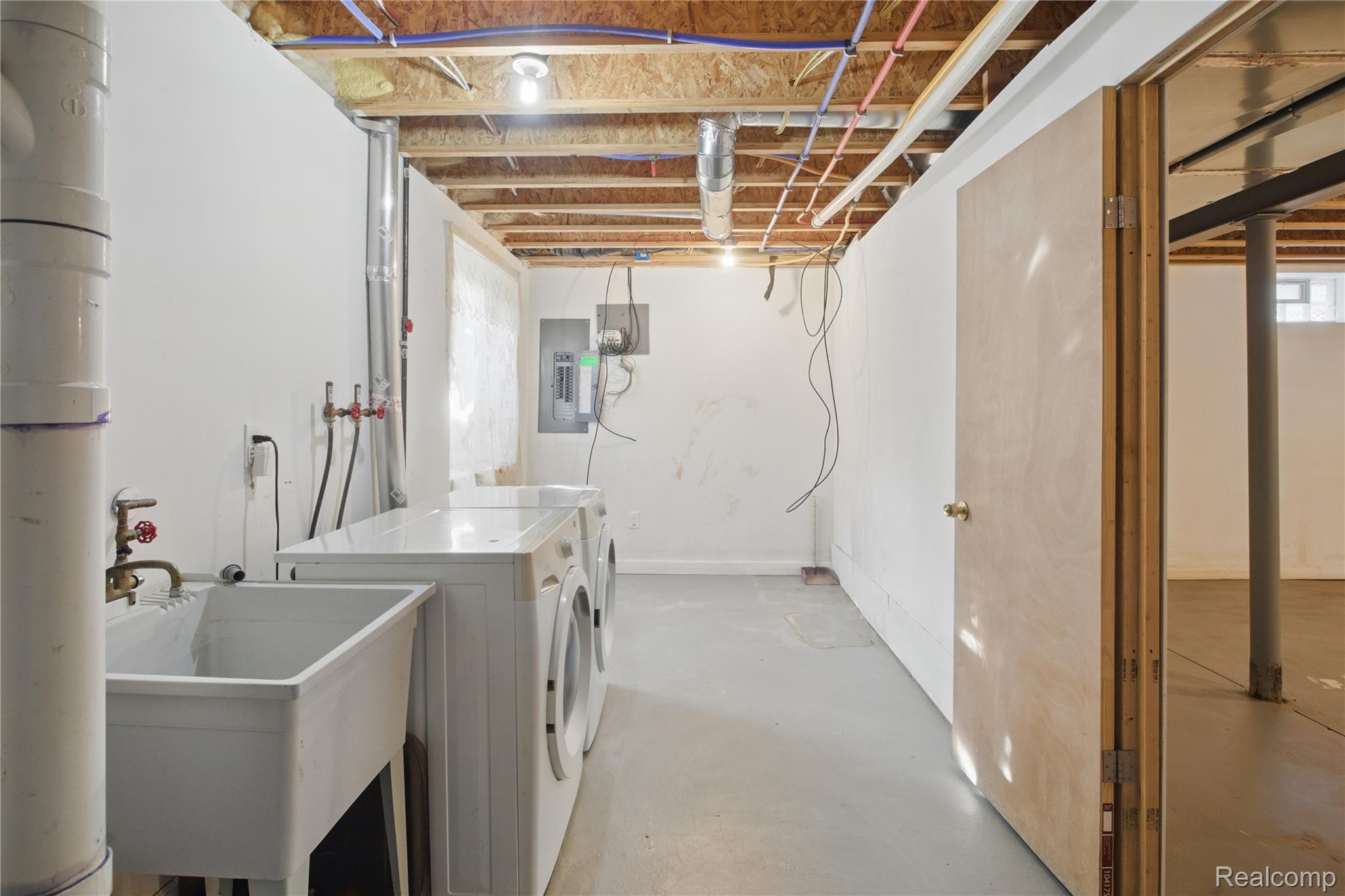 HamtramcK City, Michigan 48212, United States, 3 Bedrooms Bedrooms, ,2 BathroomsBathrooms,Residential,Pending,140737