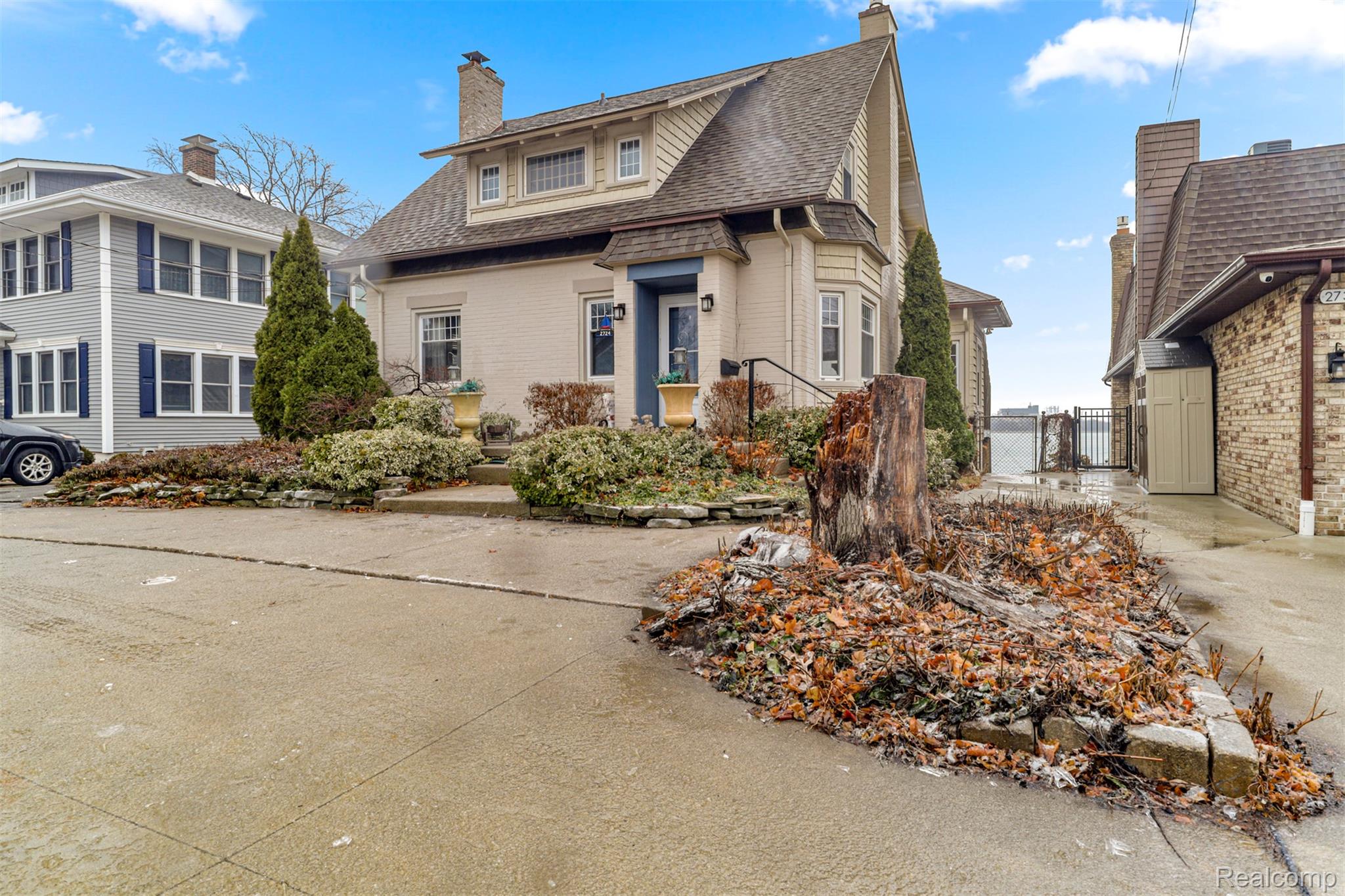 2724 Military Street