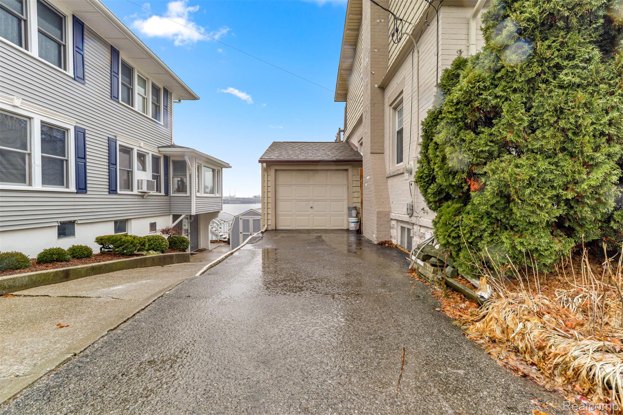 2724 Military Street