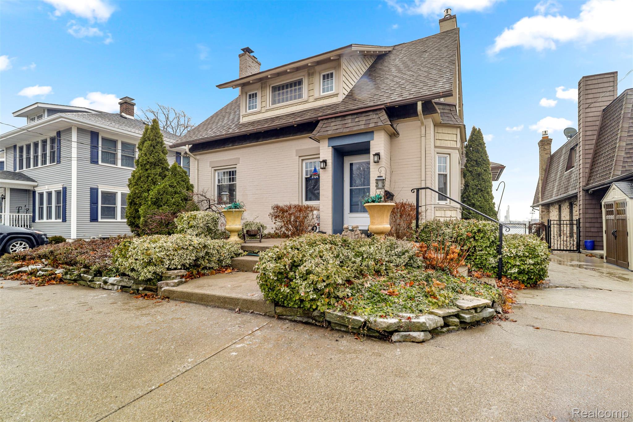 2724 Military Street