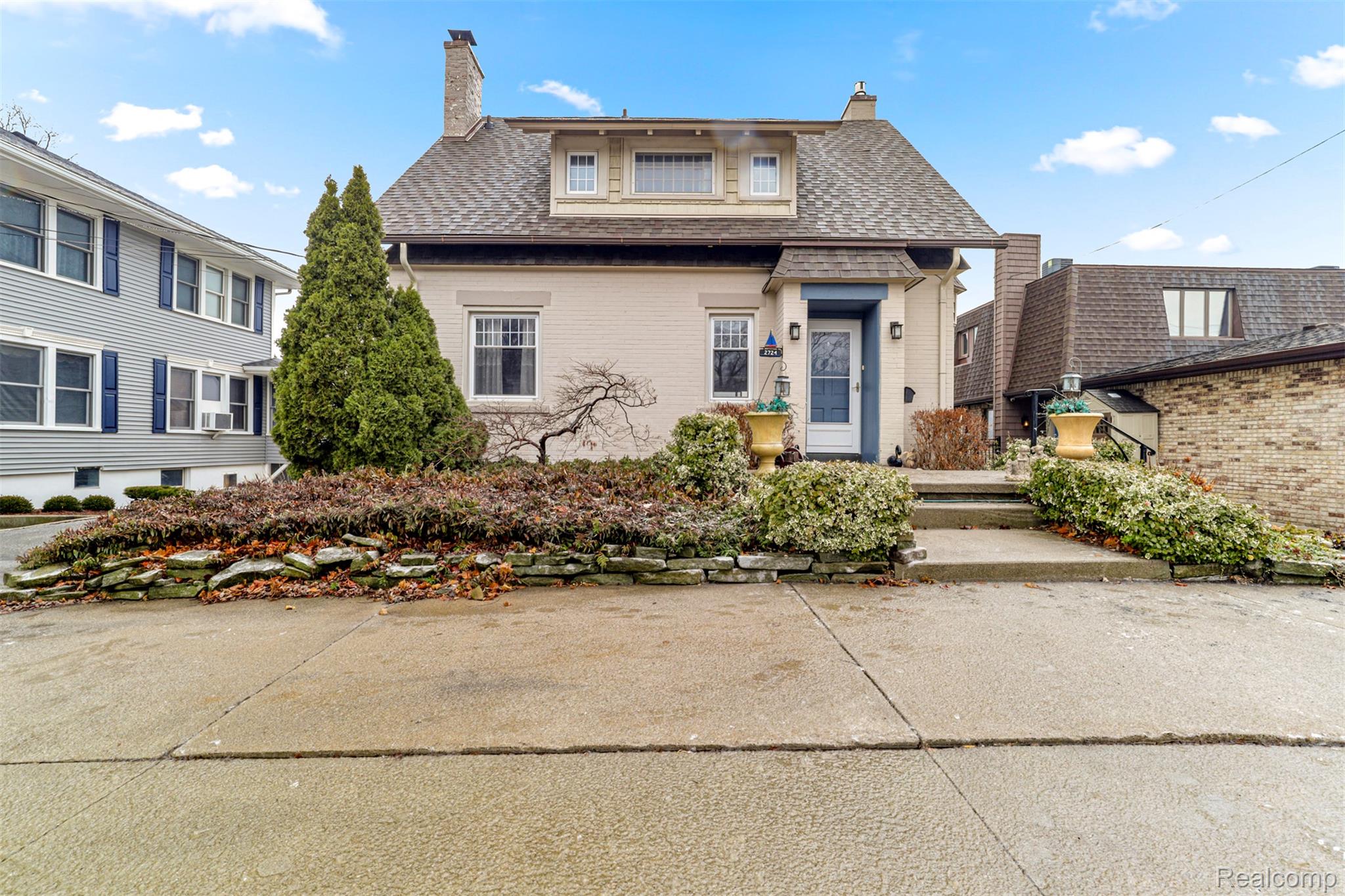 2724 Military Street