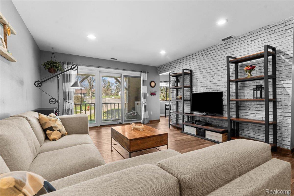 42160 Woodward Avenue 17