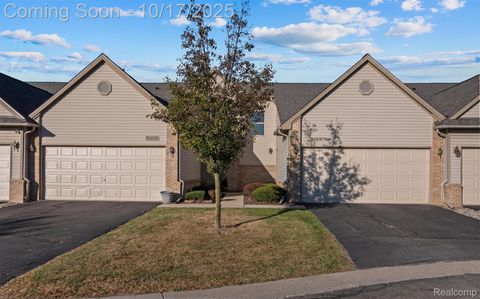 24631 Pine Village Boulevard Oak Park City MI 48237