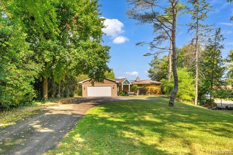Photo of 1156 Seneca Road, Lake Orion Village, MI 48362 (MLS # 20251038445)