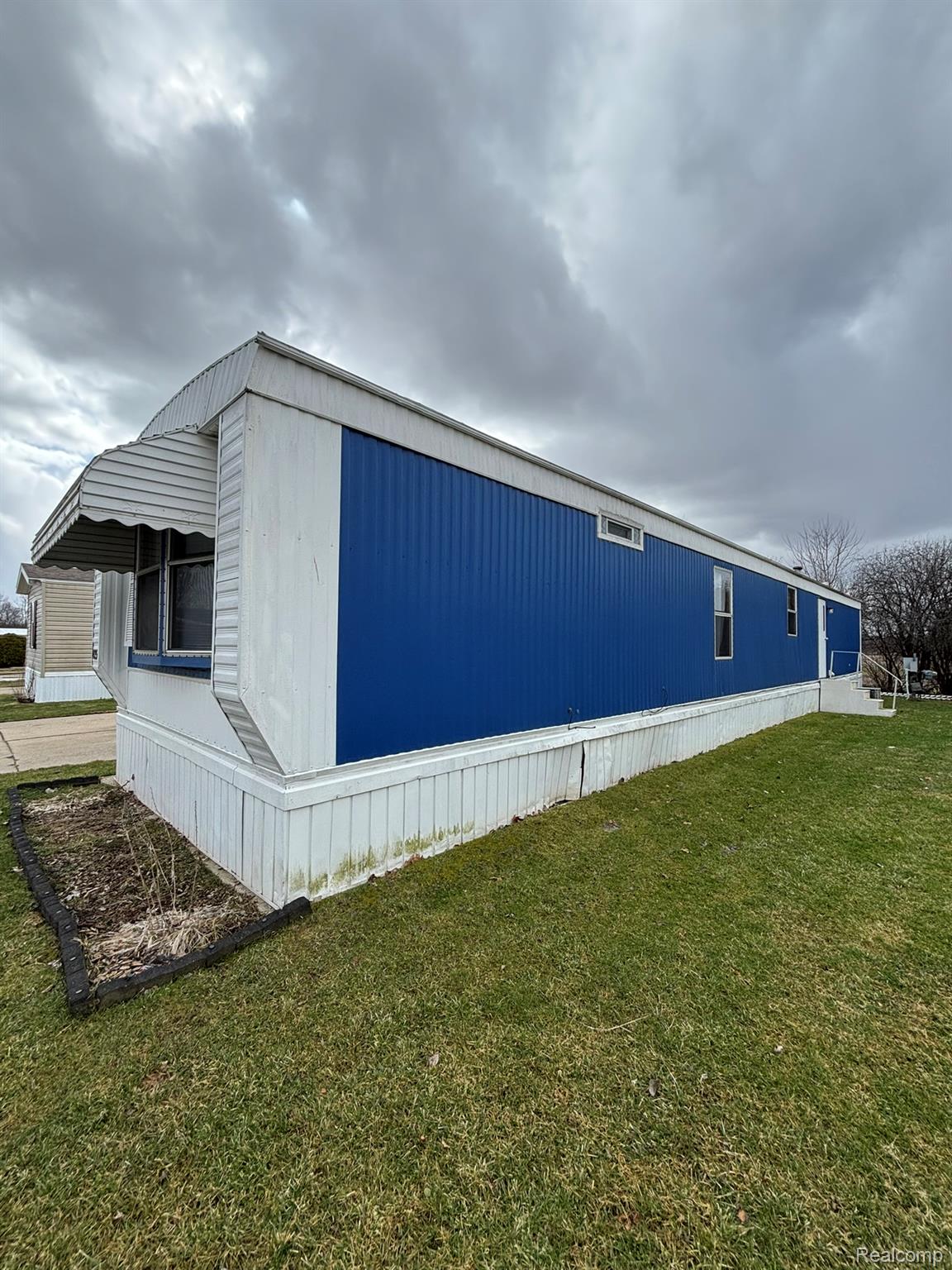 225 W Thornridge Lane