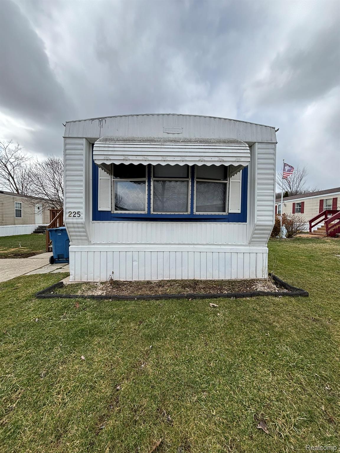 225 W Thornridge Lane