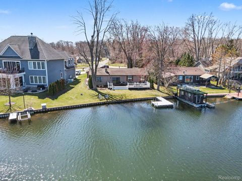 11591 PLEASANT VIEW Drive Hamburg Township MI 48169