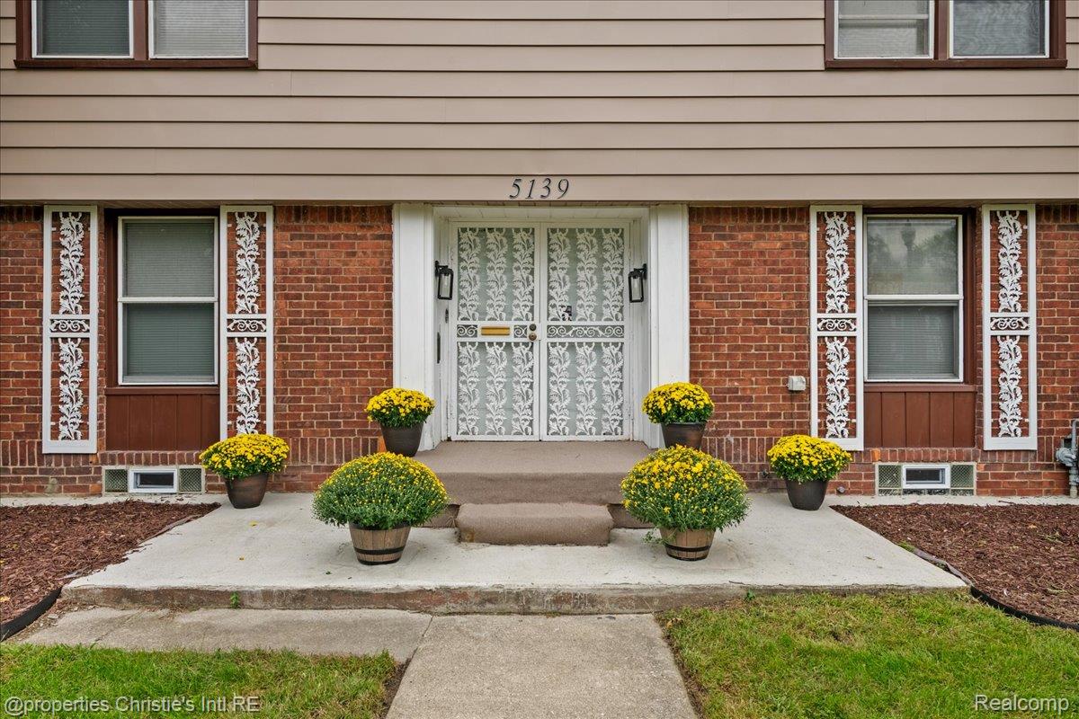 5139 W Outer Drive