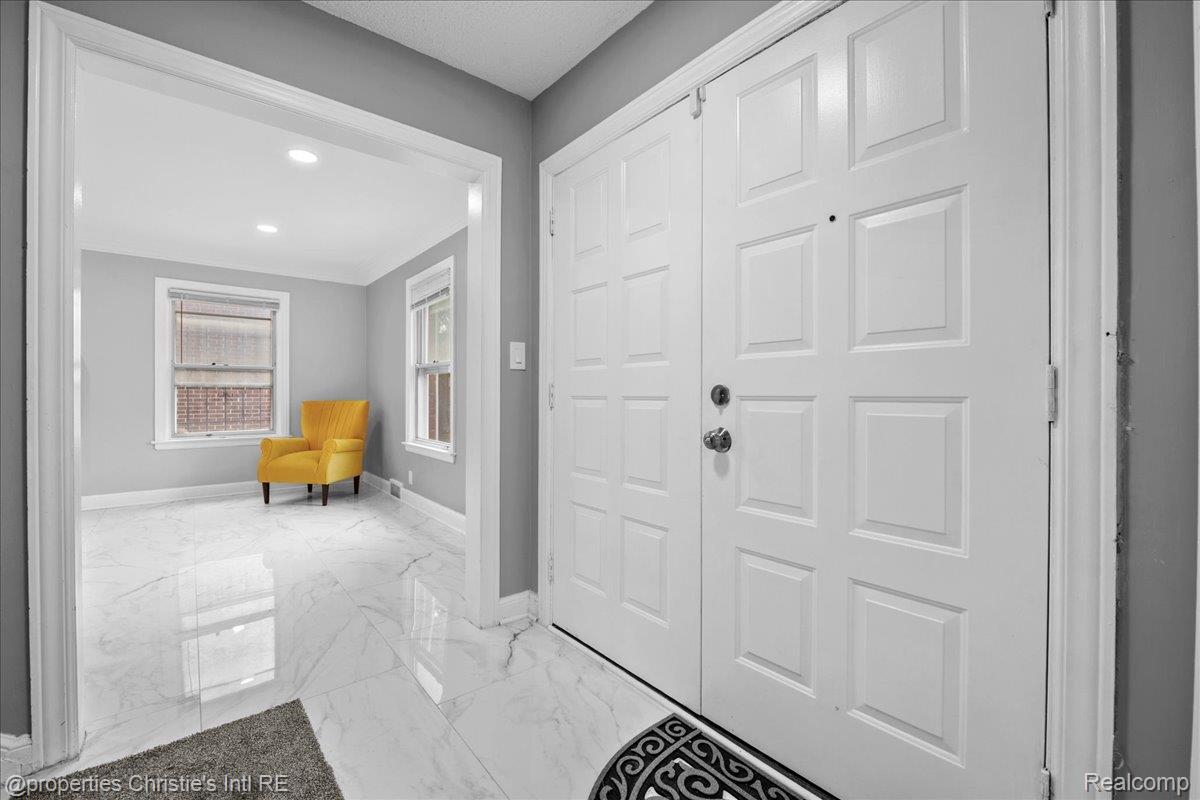 5139 W Outer Drive