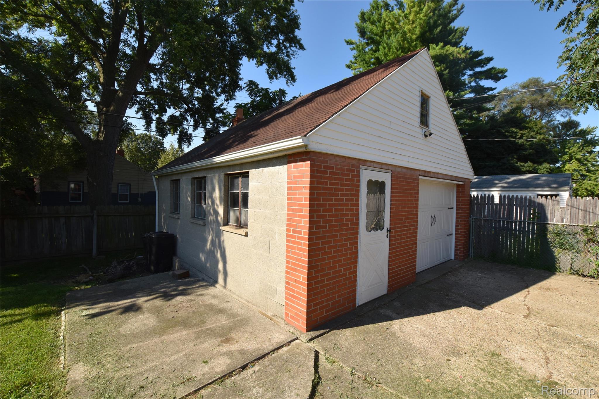 2606 E Court Street