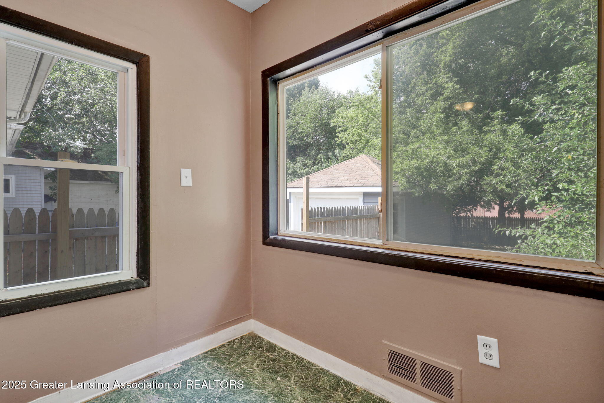 Lansing City, Michigan 48910, United States, 3 Bedrooms Bedrooms, ,1 BathroomBathrooms,Residential,Active,194185