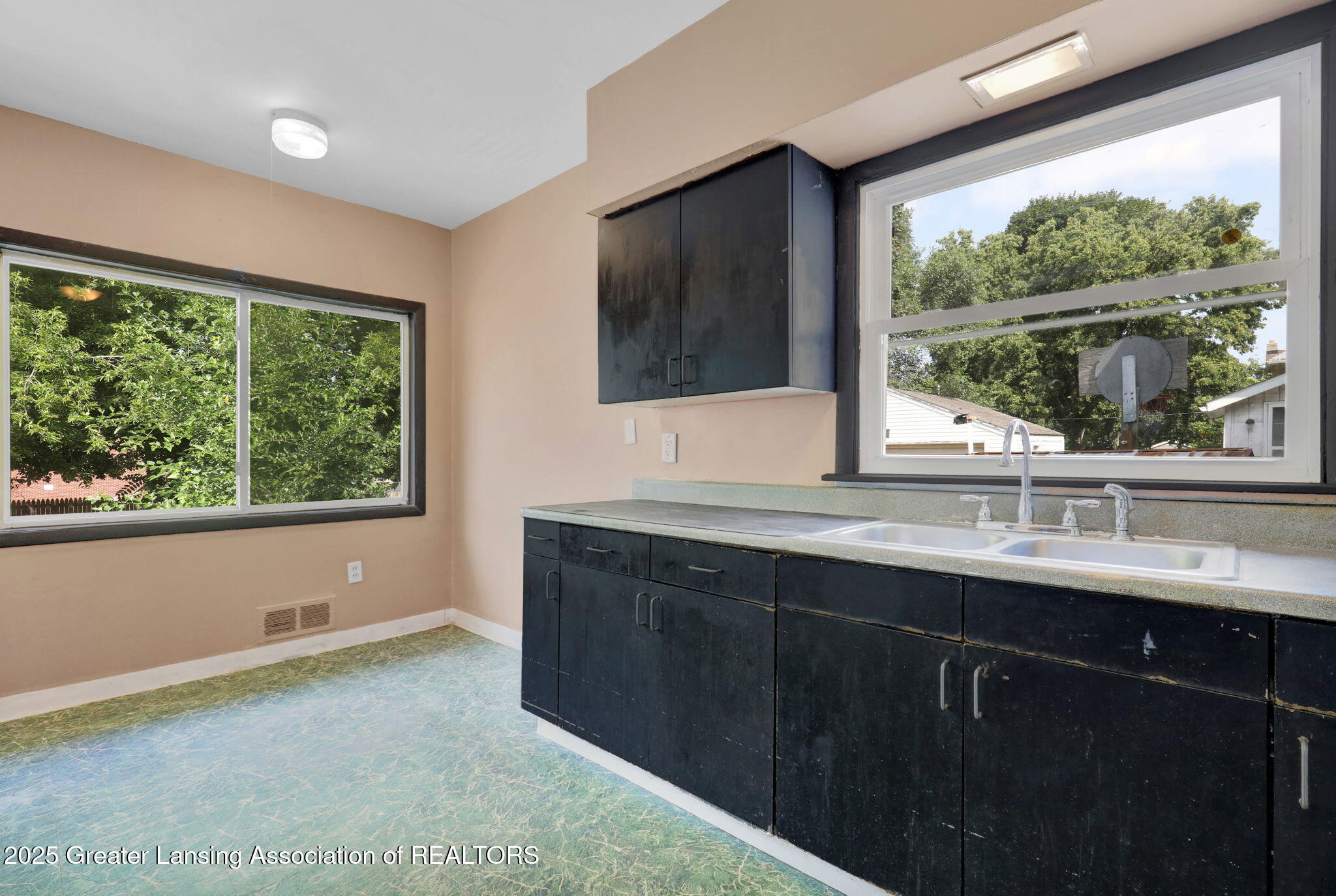 Lansing City, Michigan 48910, United States, 3 Bedrooms Bedrooms, ,1 BathroomBathrooms,Residential,Active,194185