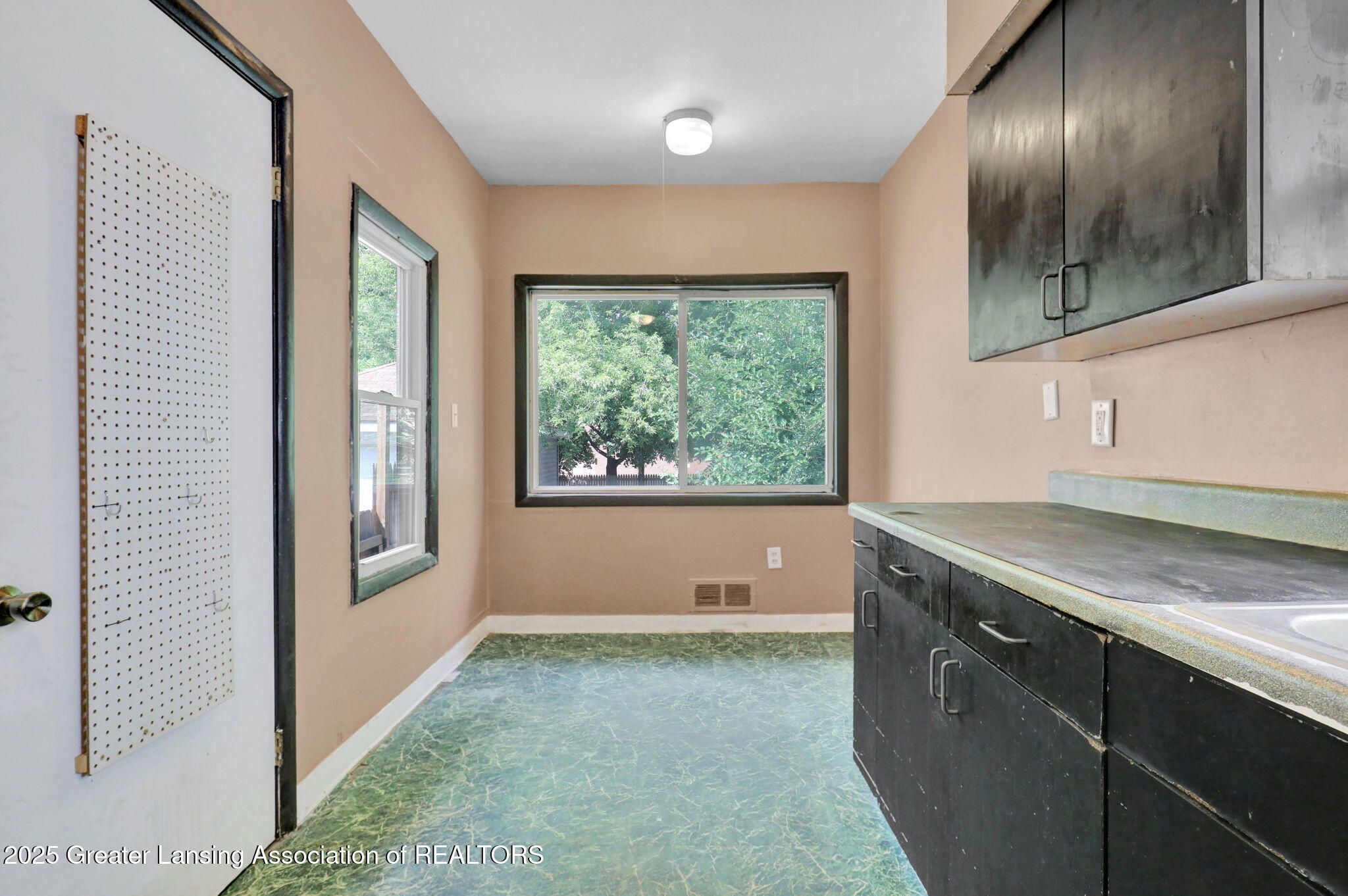 Lansing City, Michigan 48910, United States, 3 Bedrooms Bedrooms, ,1 BathroomBathrooms,Residential,Active,194185