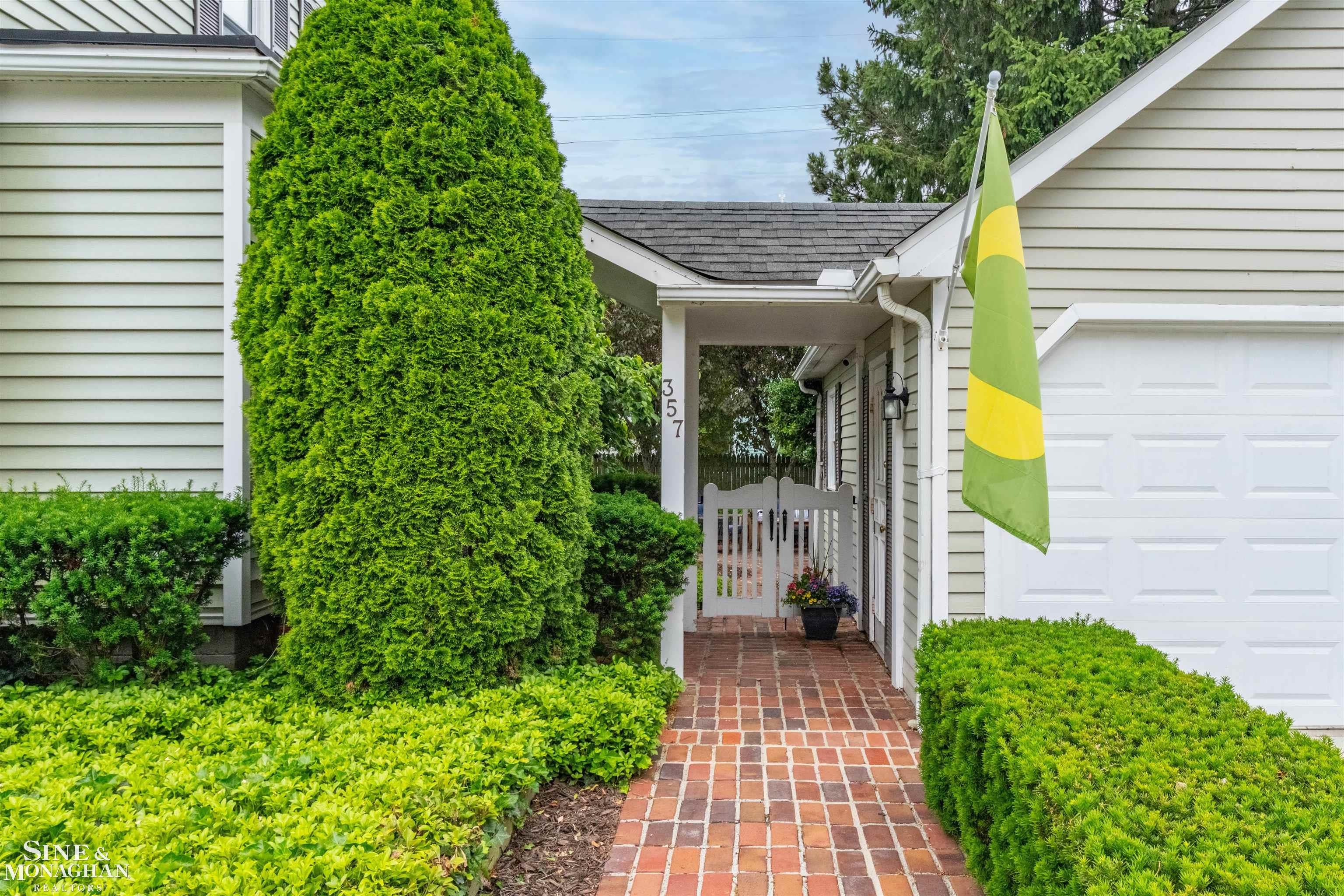 357 ROOSEVELT Pl. Place