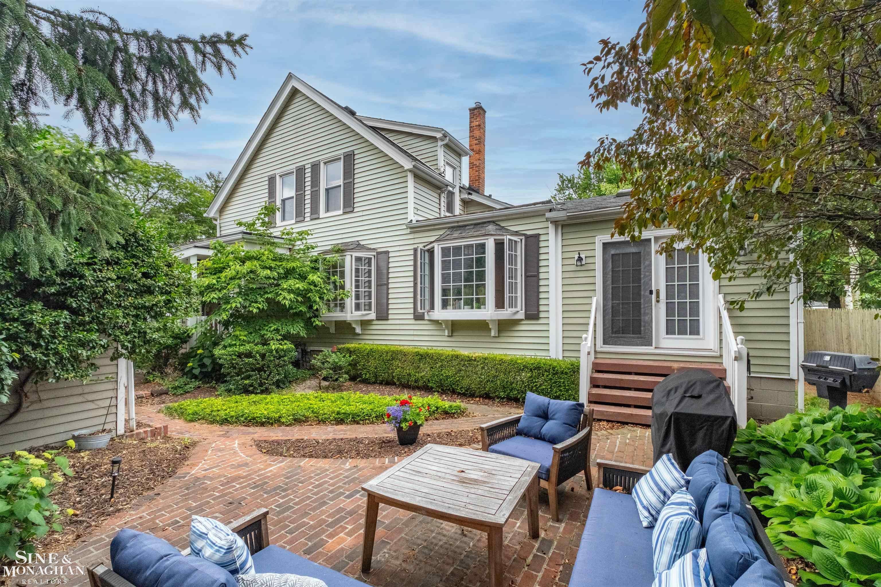 357 ROOSEVELT Pl. Place