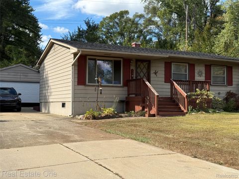 1590 Maddox Street West Bloomfield Charter Township MI 48324