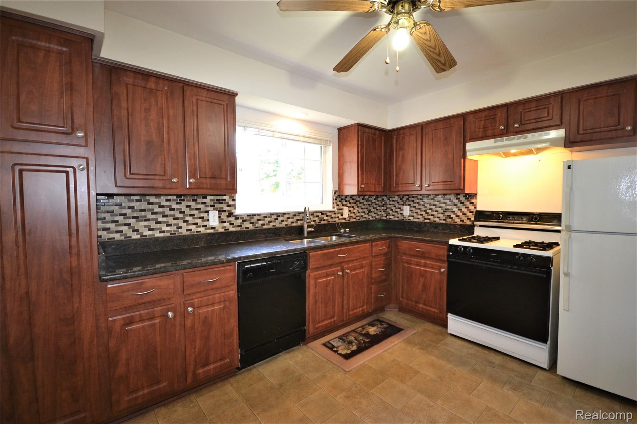 559 Fox Hills Drive N