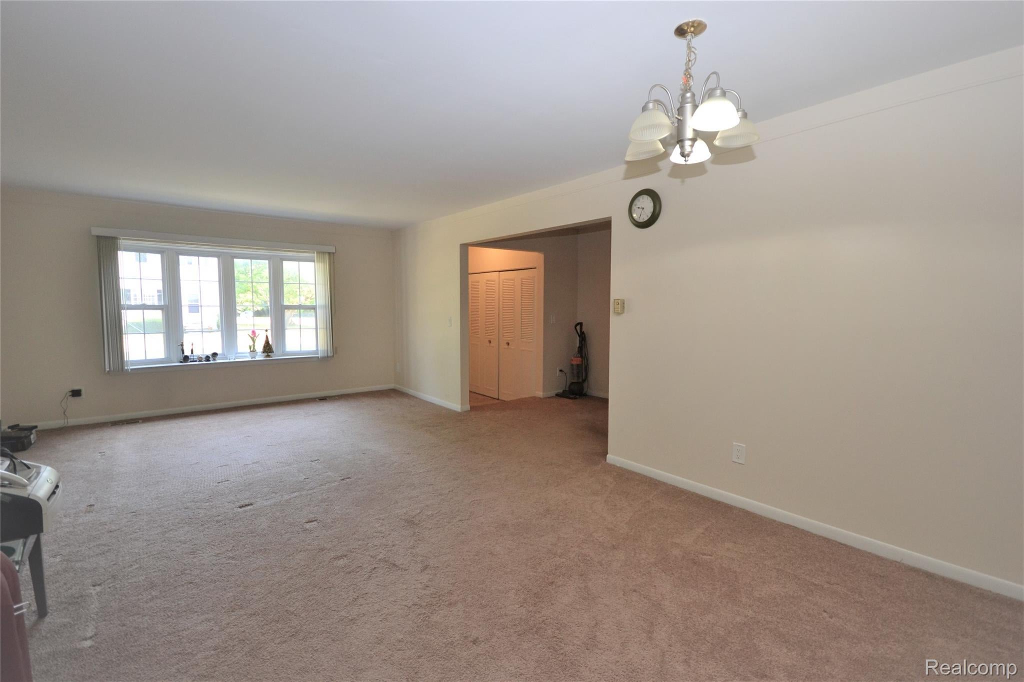 559 Fox Hills Drive N