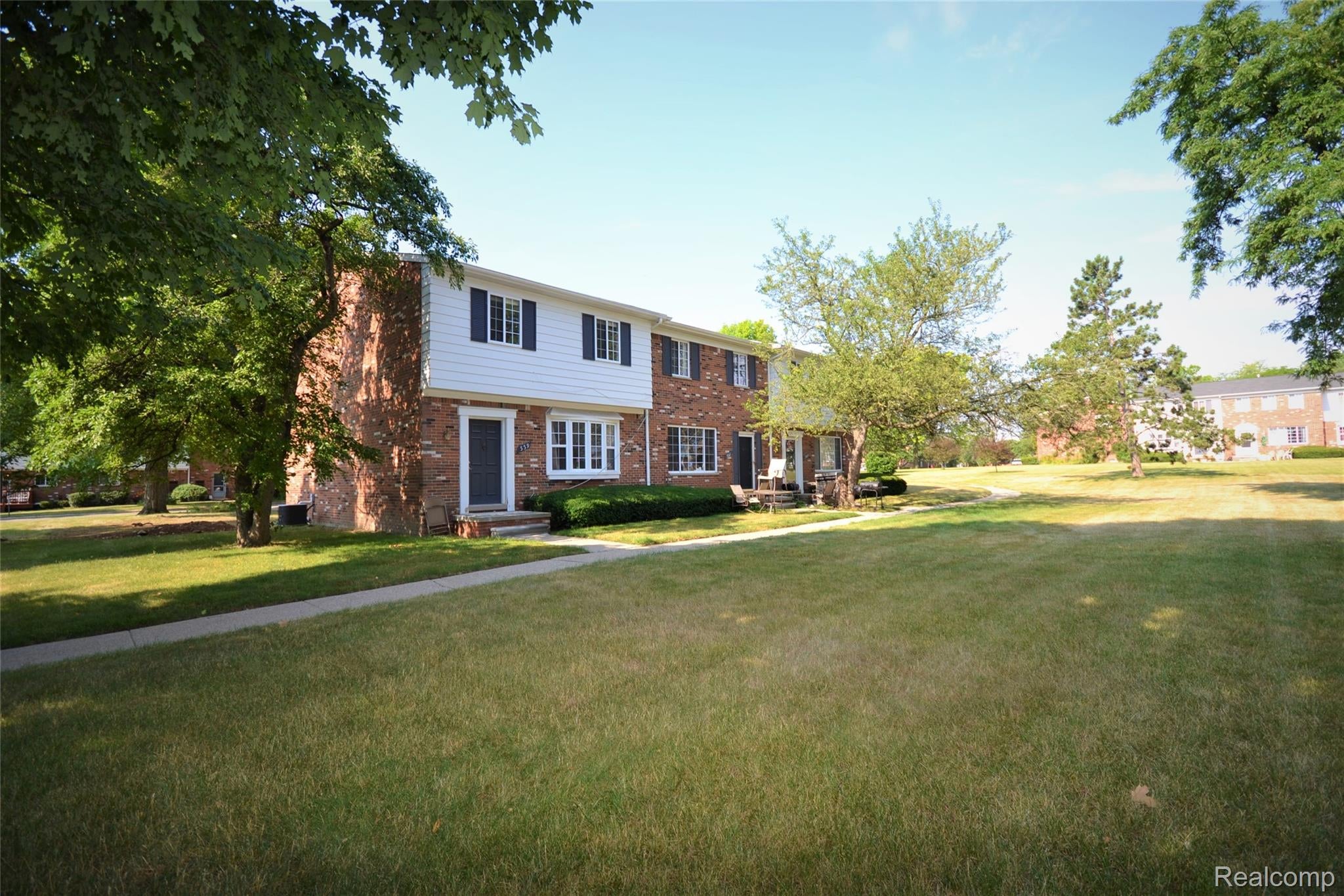 559 Fox Hills Drive N