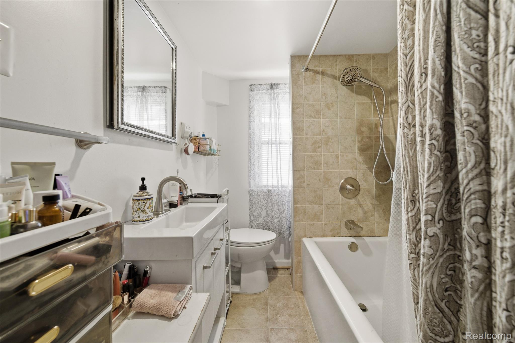 Detroit City, Michigan 48211, United States, 4 Bedrooms Bedrooms, ,3 BathroomsBathrooms,Residential,Coming Soon,234028