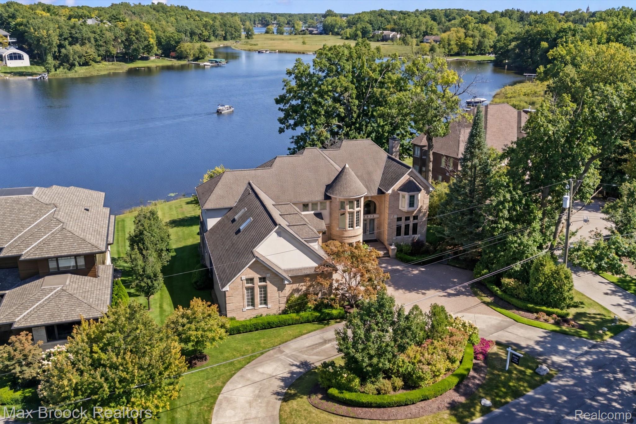 1832 Long Lake Shore Drive