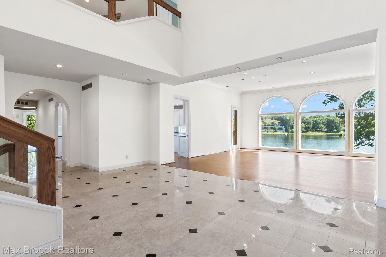 1832 Long Lake Shore Drive