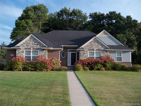 Photo of 1126 Watersmeet Drive, Oxford Charter Township, MI 48371 (MLS # 20251036128)