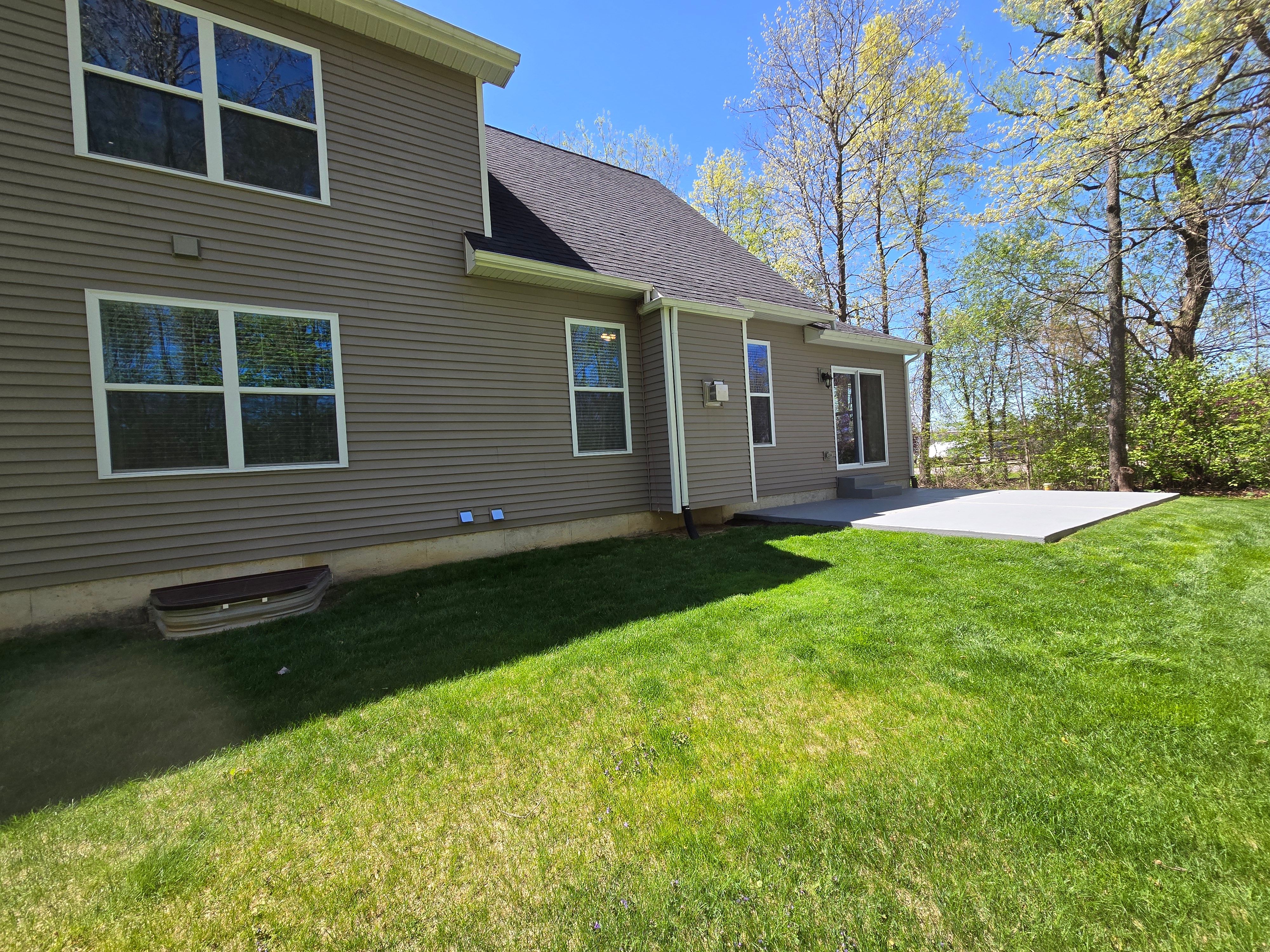 1084 WOODS EDGE Drive