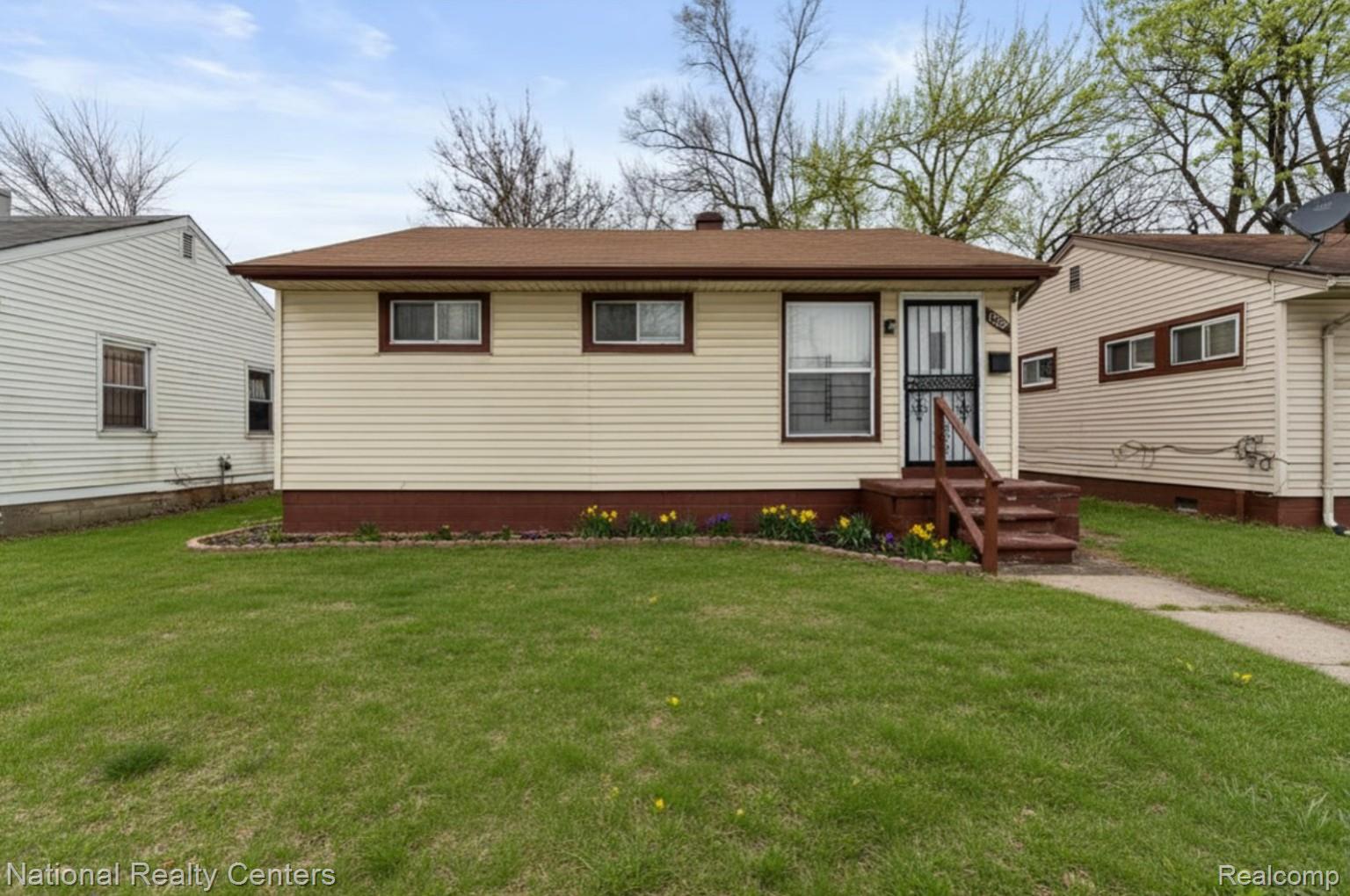 View of front facade with a front yard