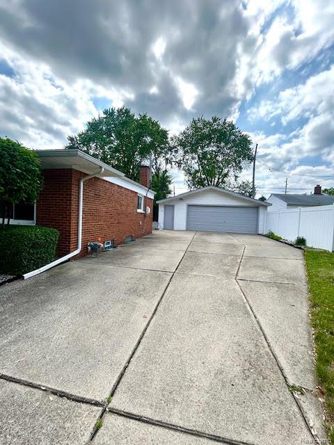 Madison Heights City, Michigan 48071, United States, 3 Bedrooms Bedrooms, ,2 BathroomsBathrooms,Residential,Pending,154200