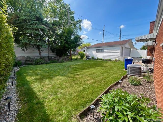 Madison Heights City, Michigan 48071, United States, 3 Bedrooms Bedrooms, ,2 BathroomsBathrooms,Residential,Pending,154200