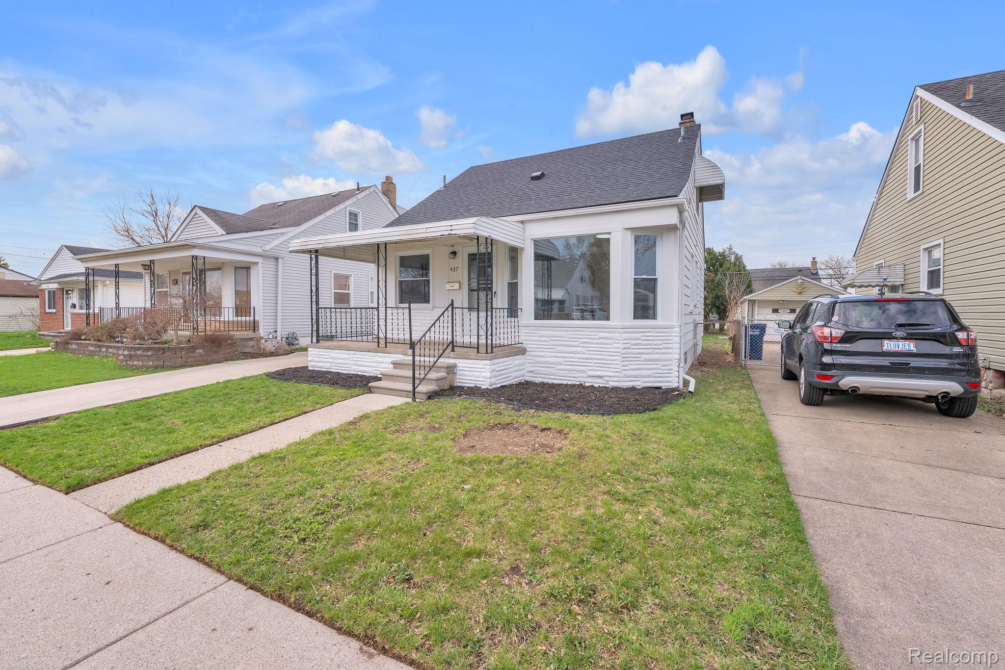 437 Mayflower Avenue