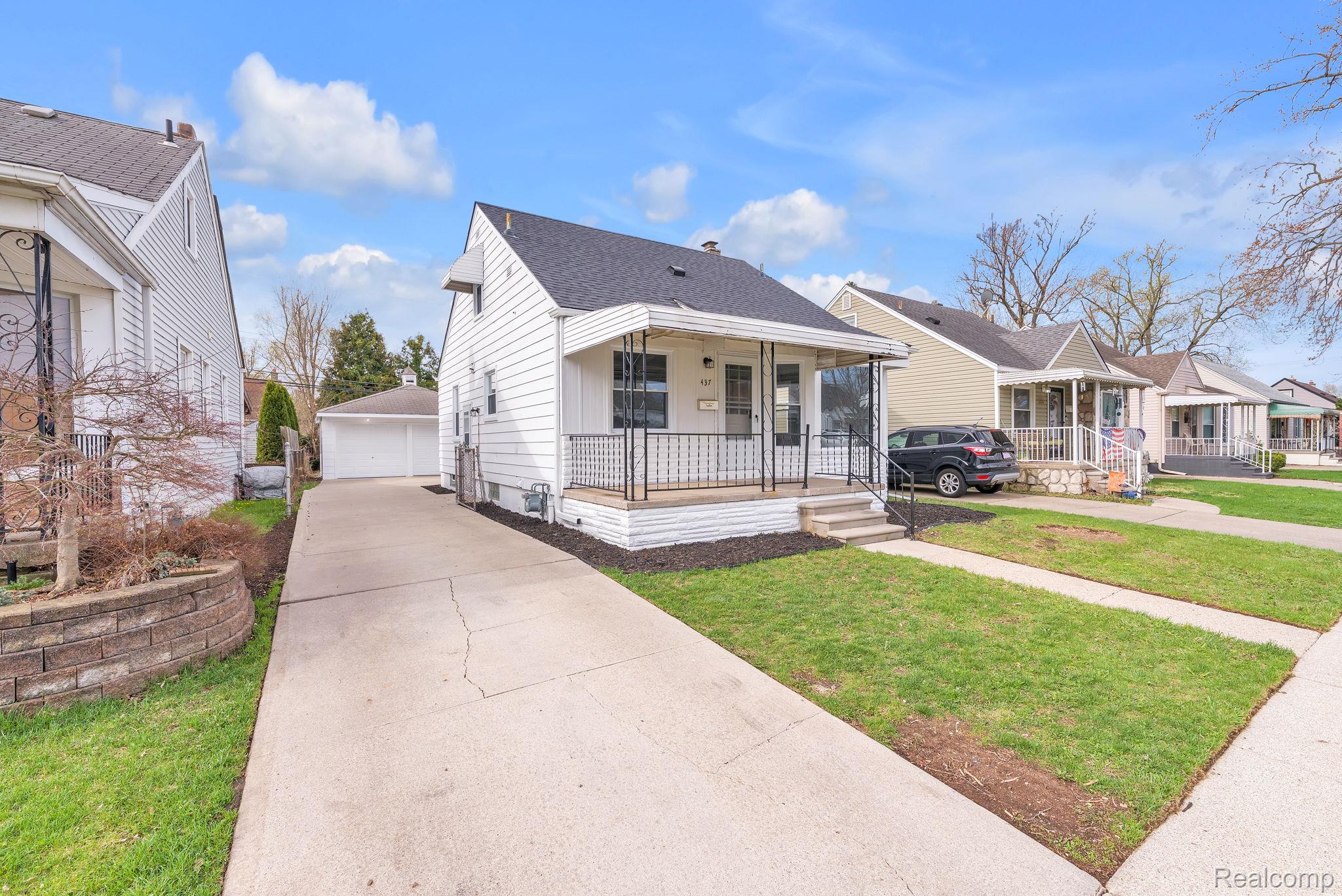 437 Mayflower Avenue