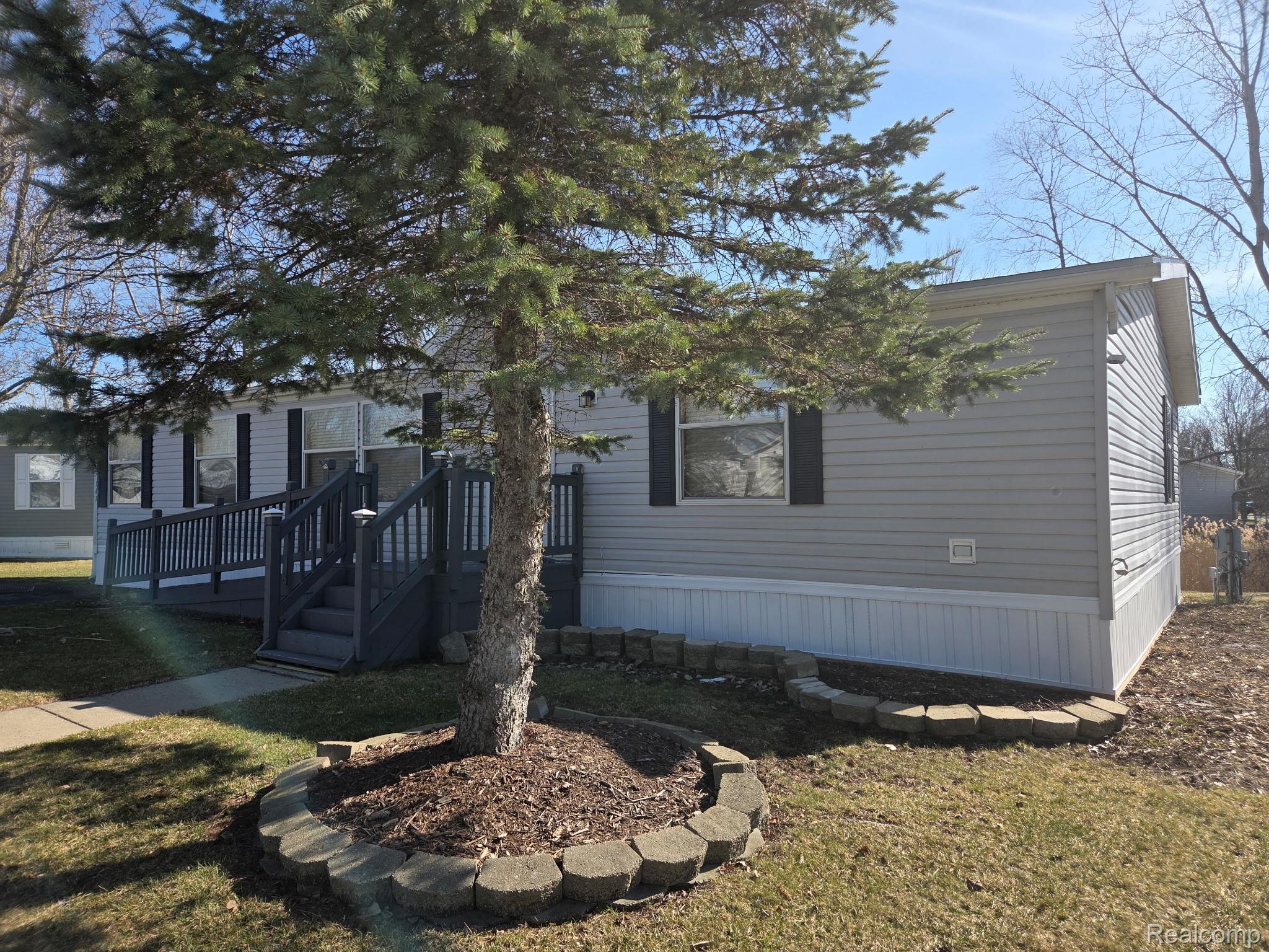 167 Laurel Leah